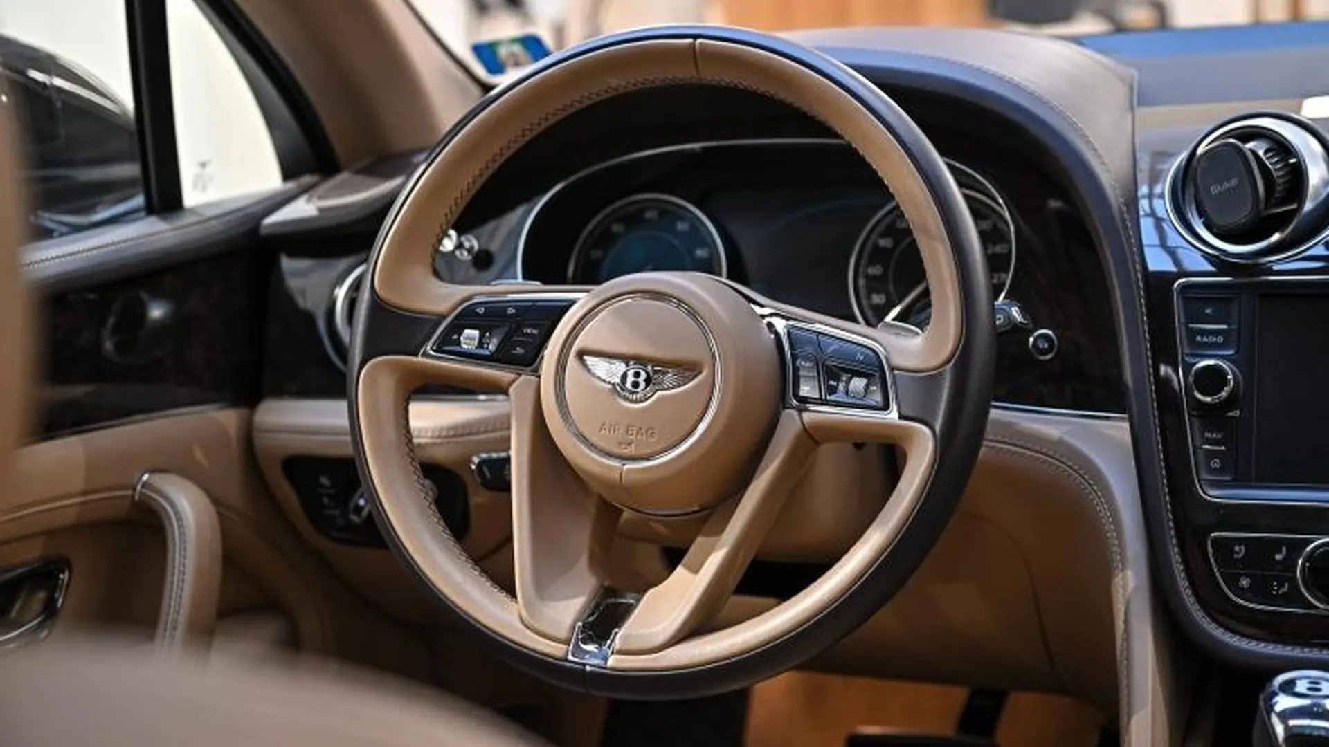 Bentley Bentayga — photo 35