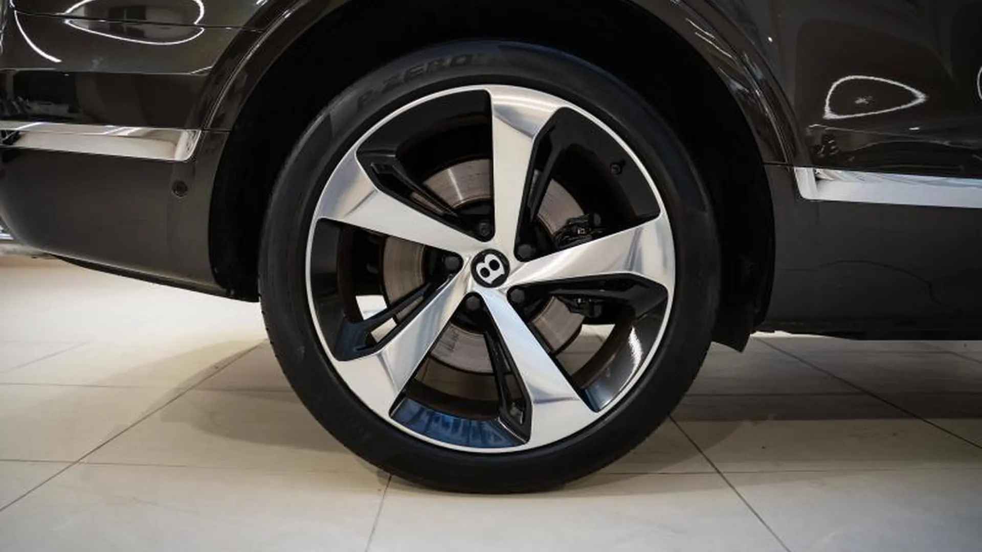 Bentley Bentayga — photo 15
