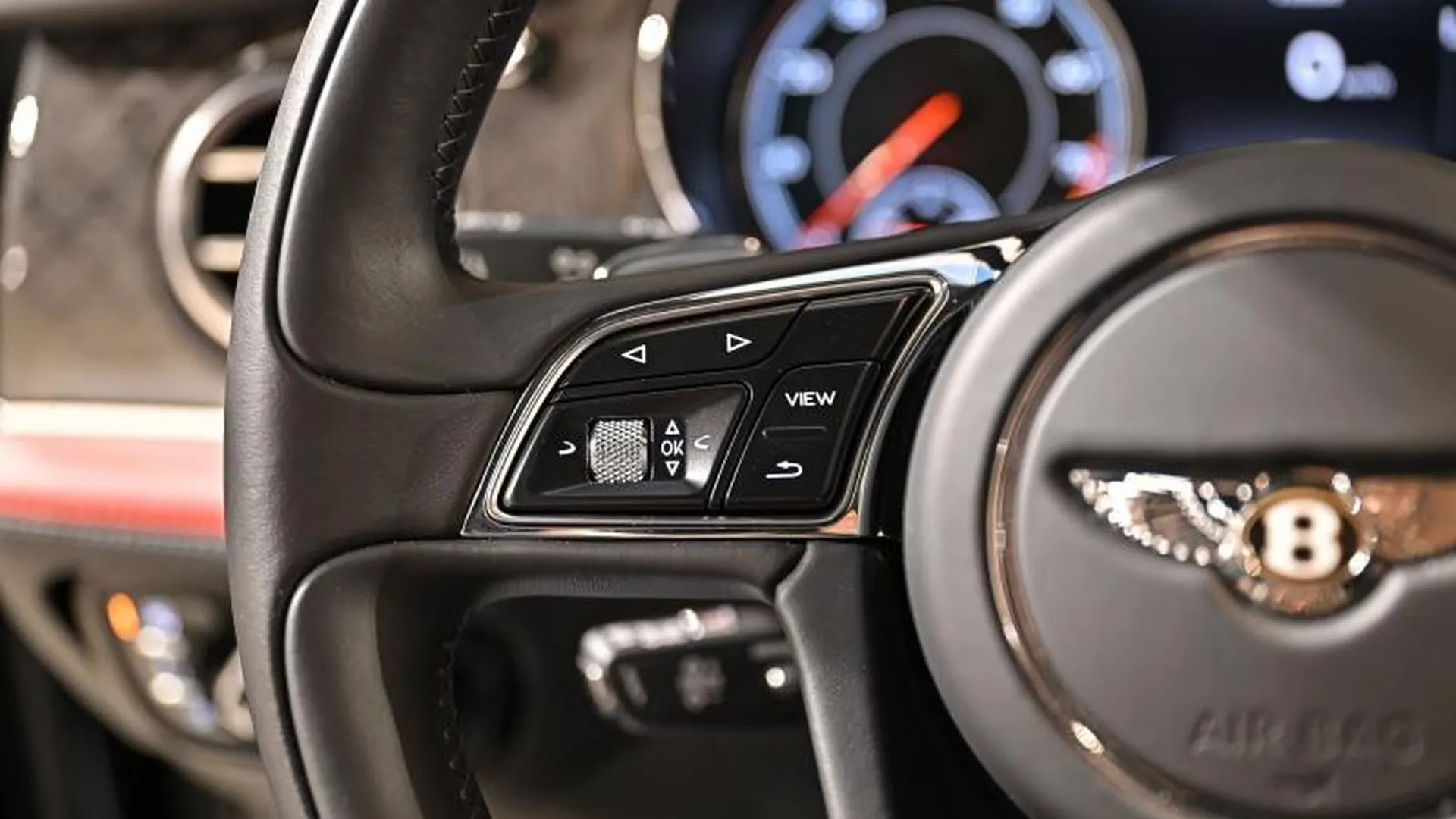 Bentley Bentayga — photo 33