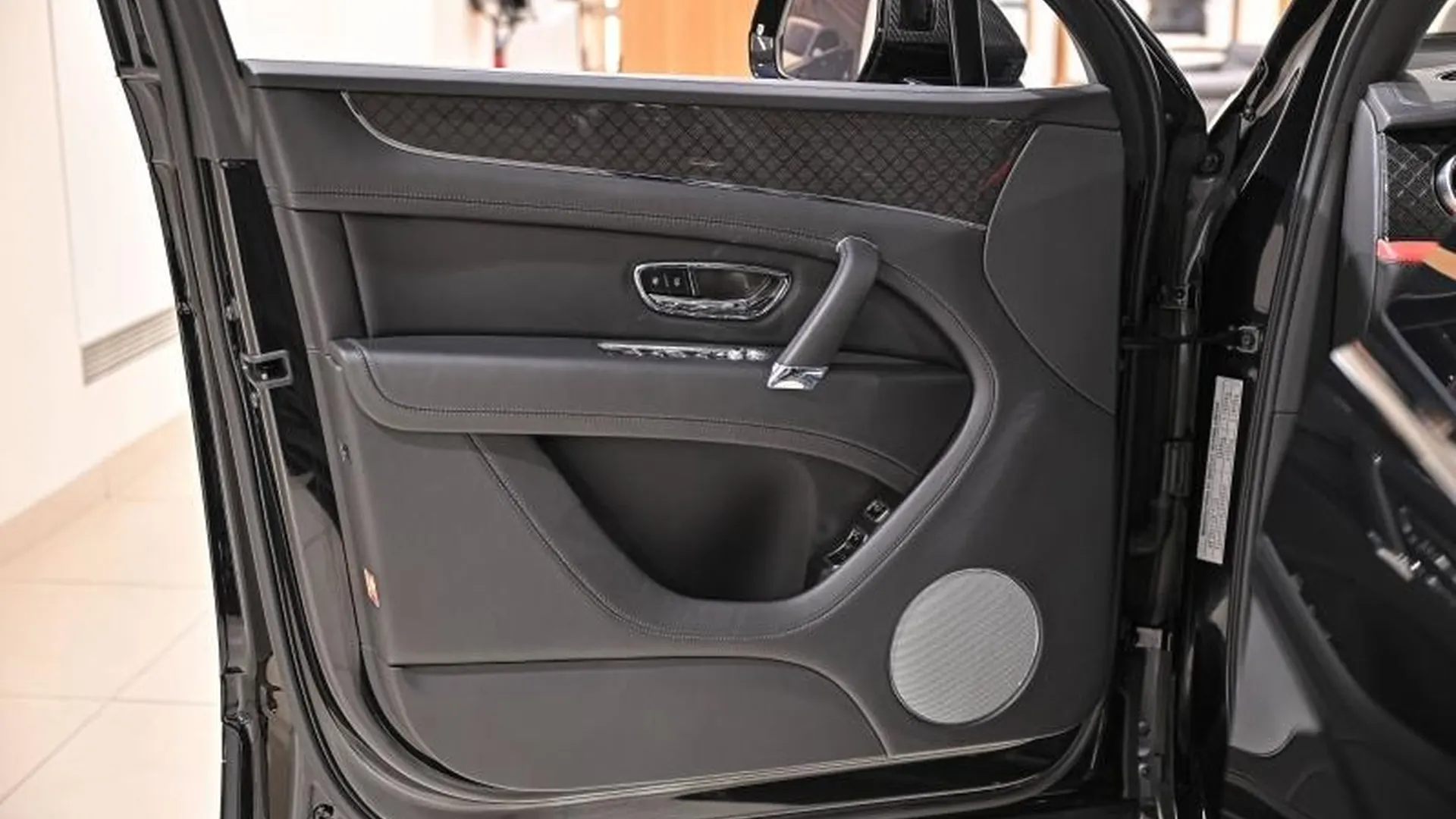 Bentley Bentayga — photo 26