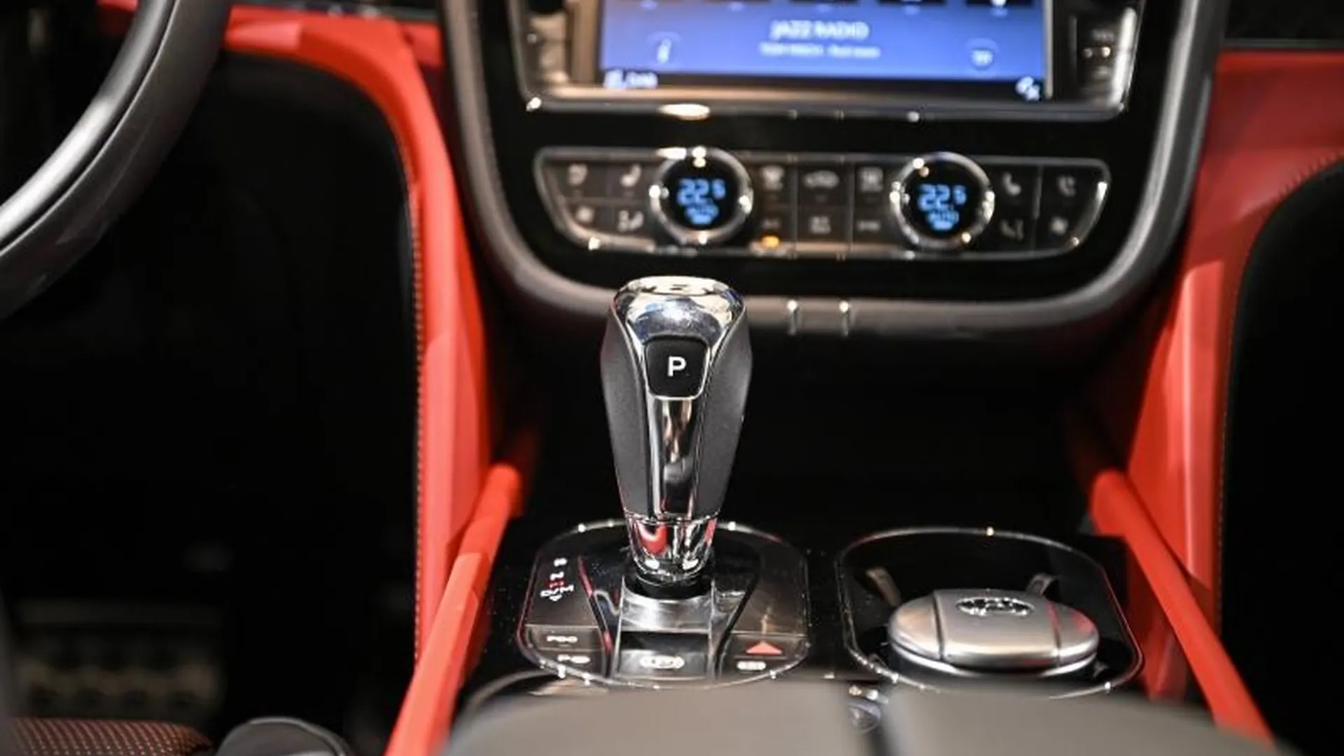 Bentley Bentayga — photo 28
