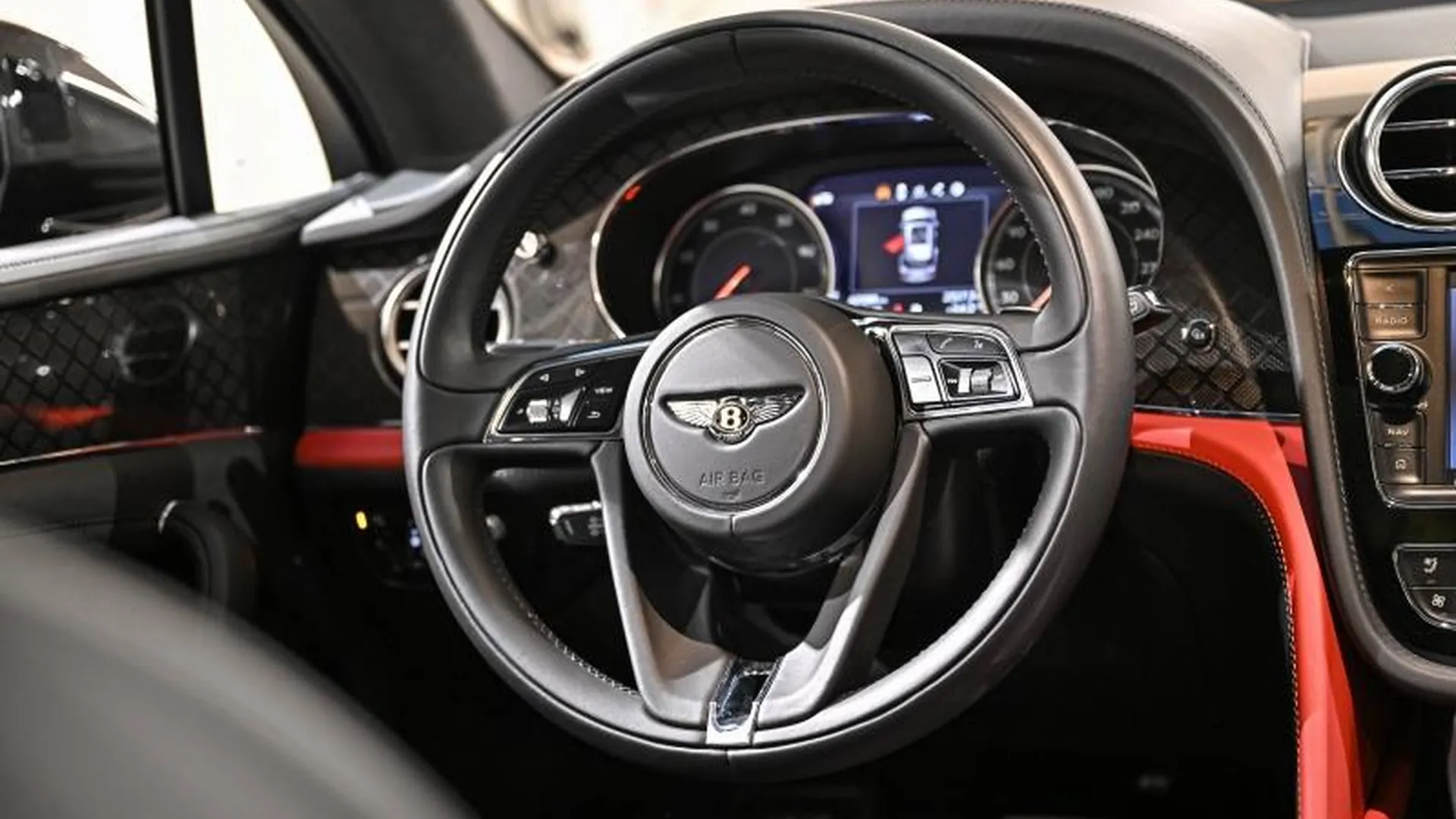 Bentley Bentayga — photo 19
