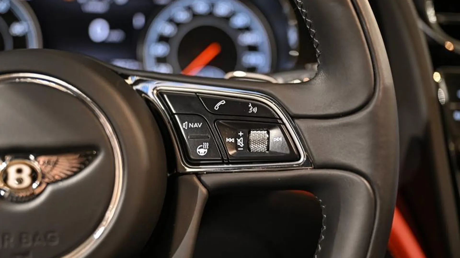 Bentley Bentayga — photo 34