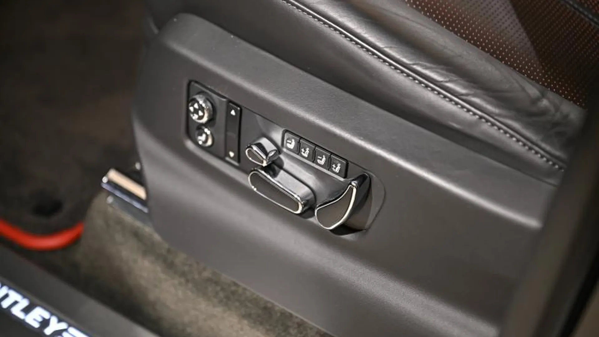 Bentley Bentayga — photo 31