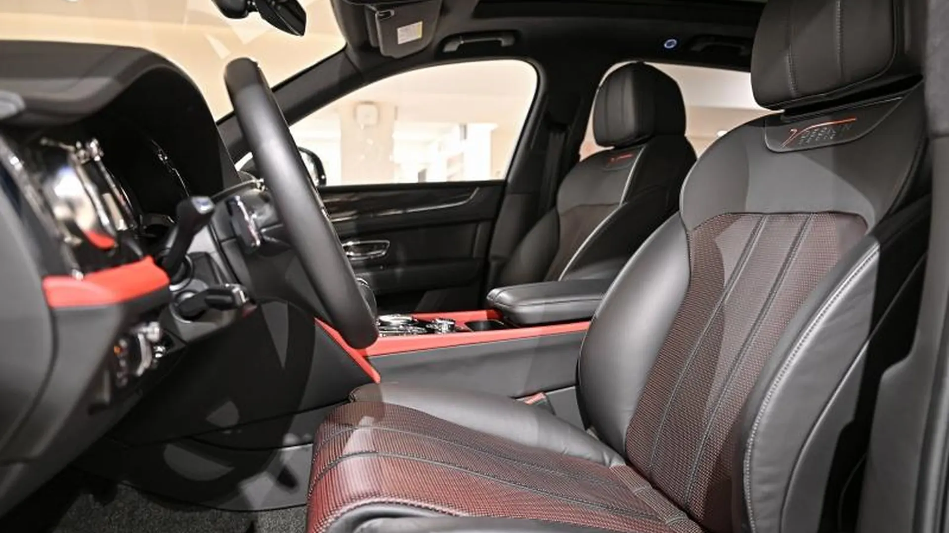 Bentley Bentayga — photo 17