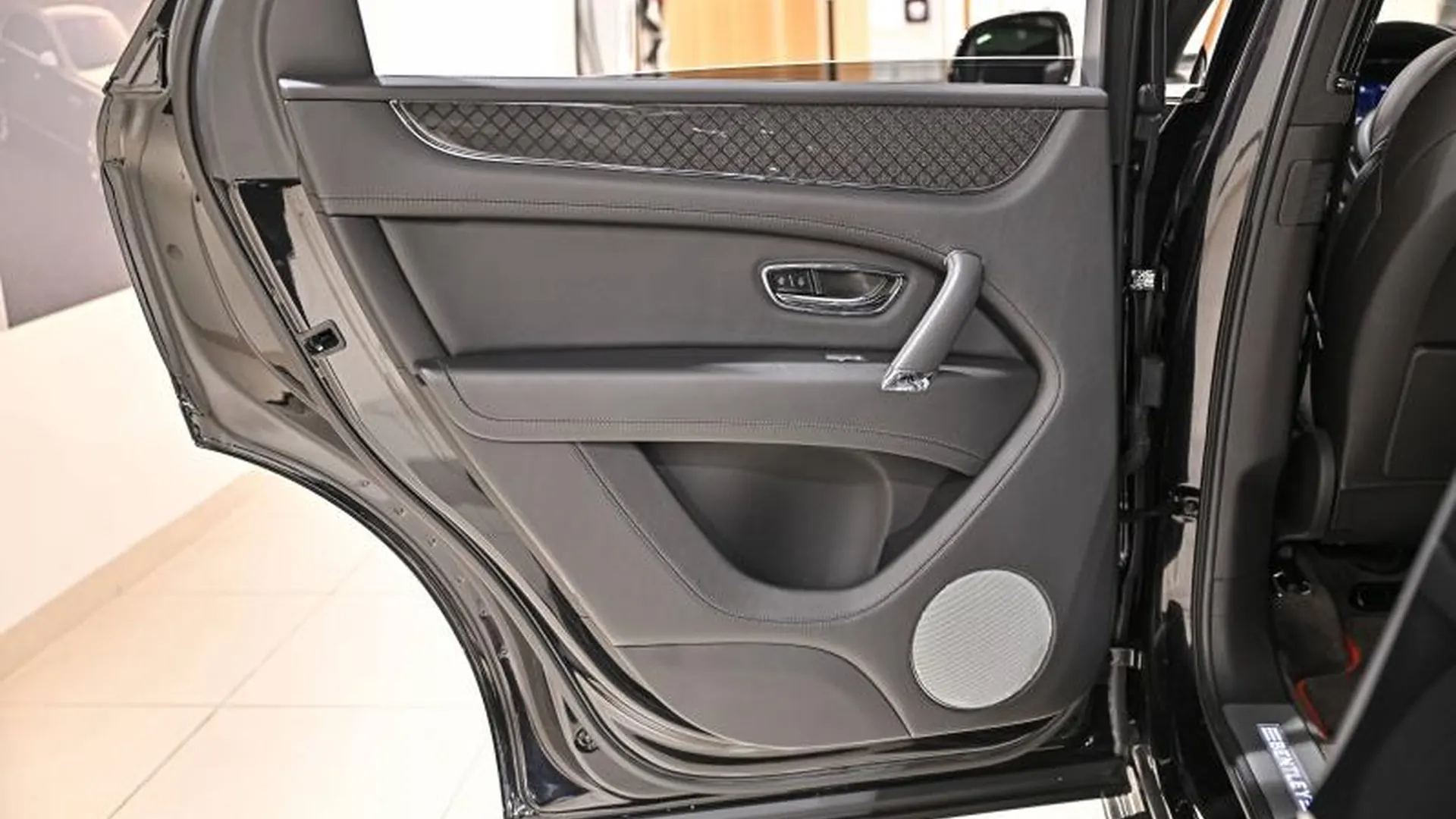 Bentley Bentayga — photo 27