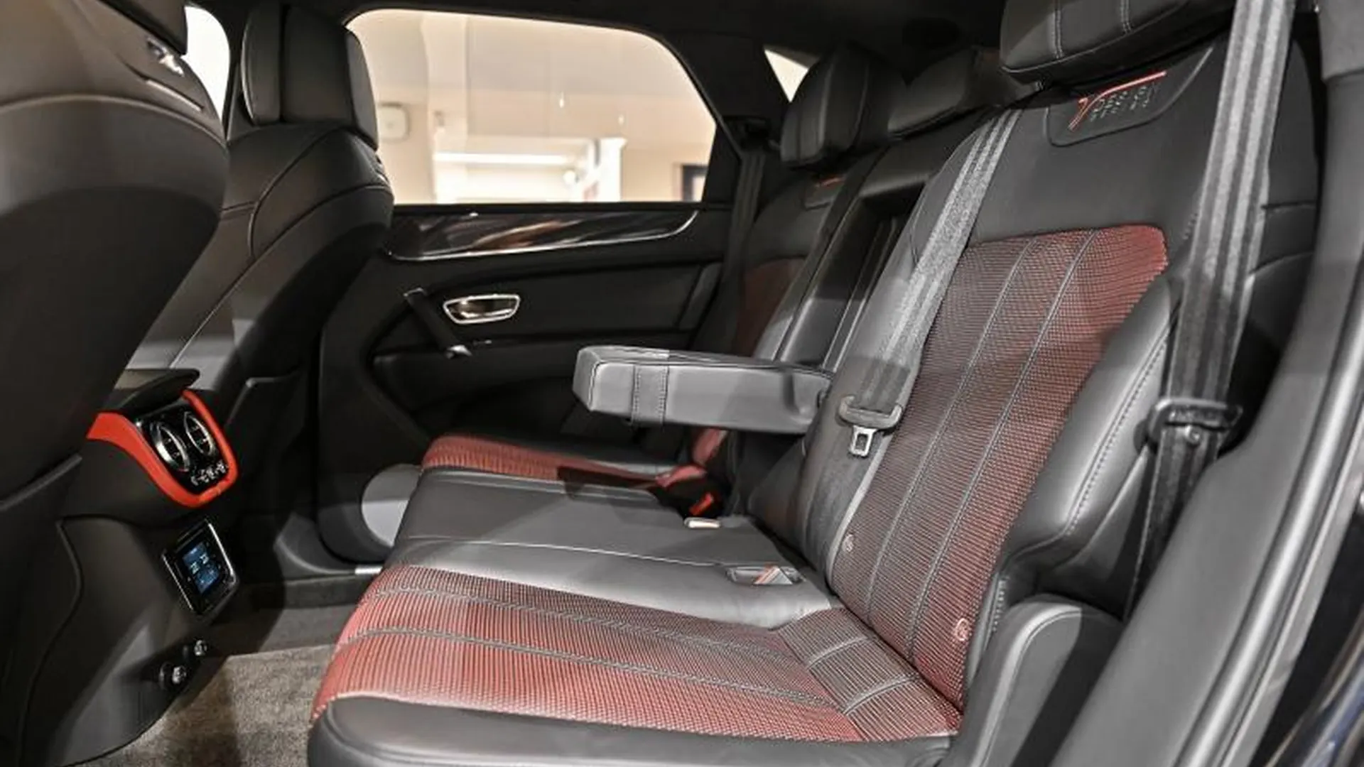Bentley Bentayga — photo 25
