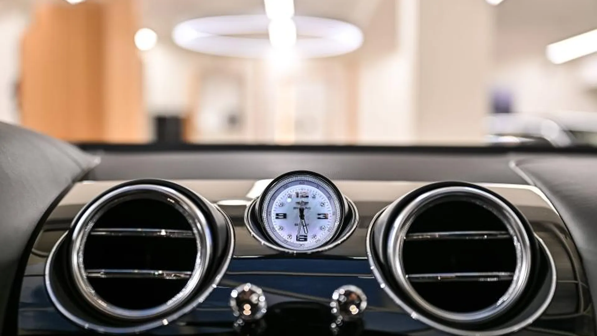 Bentley Bentayga — photo 36