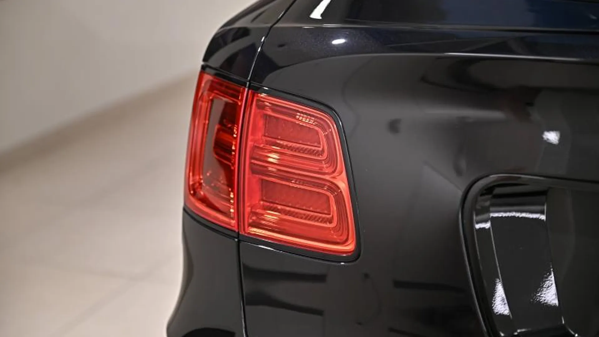 Bentley Bentayga — photo 11