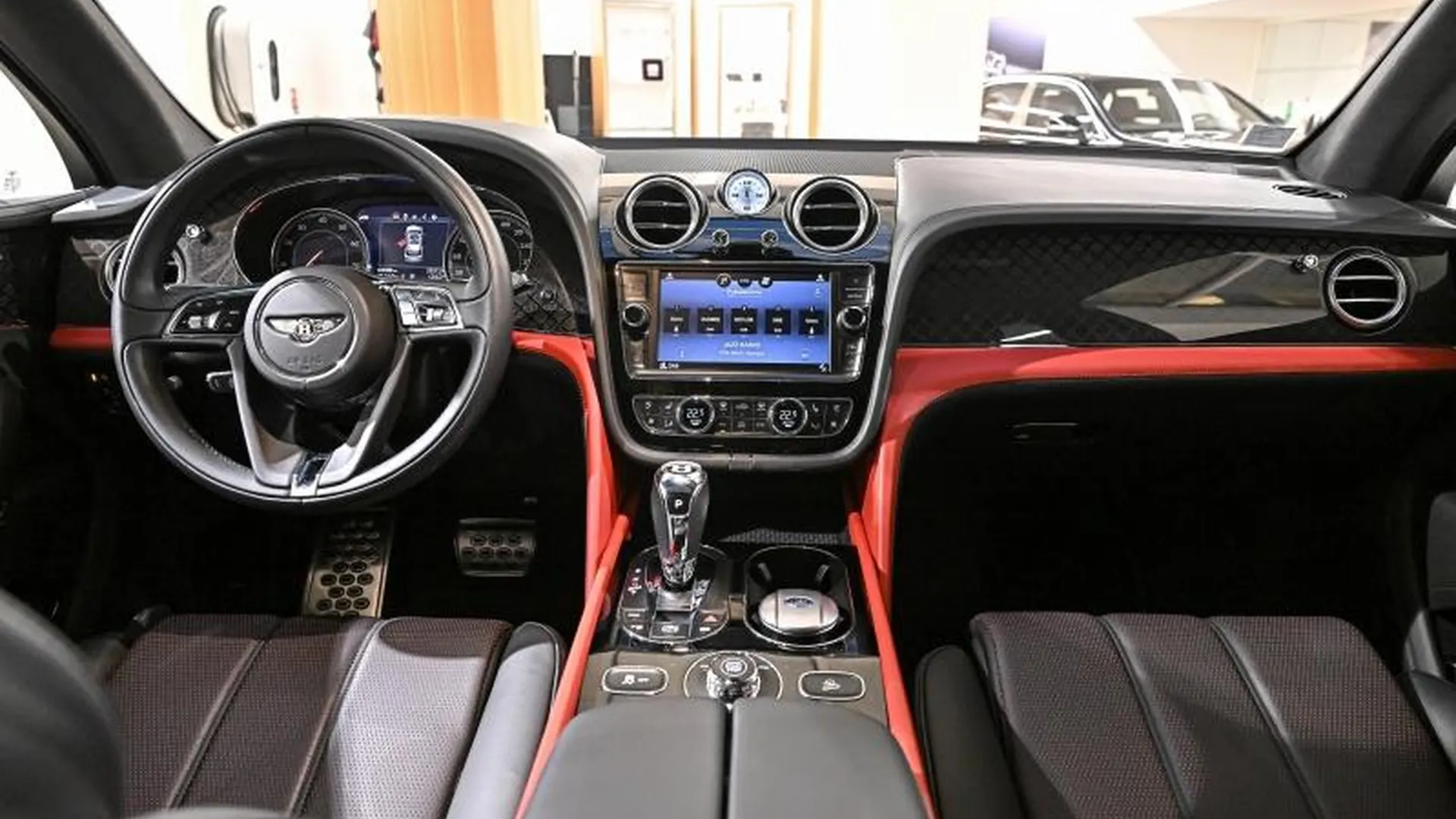 Bentley Bentayga — photo 18