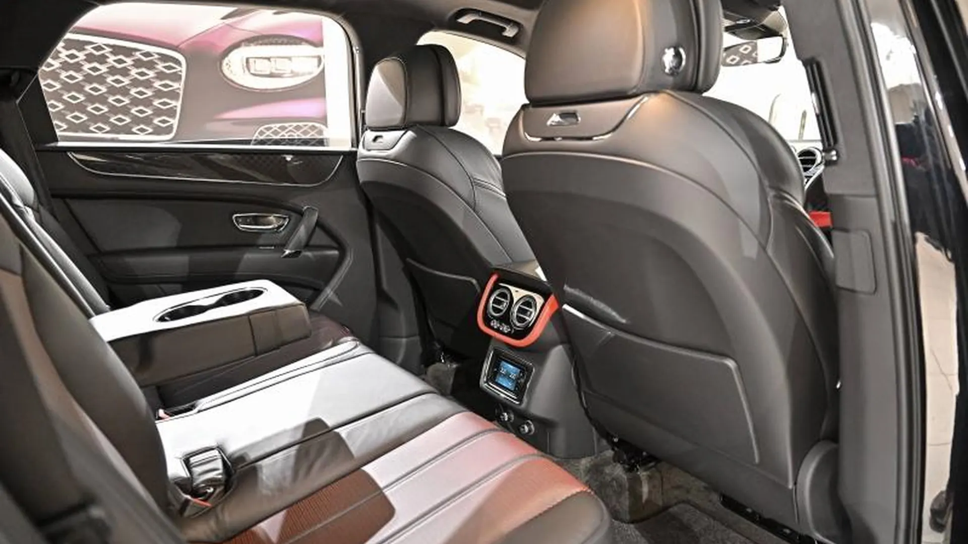Bentley Bentayga — photo 24