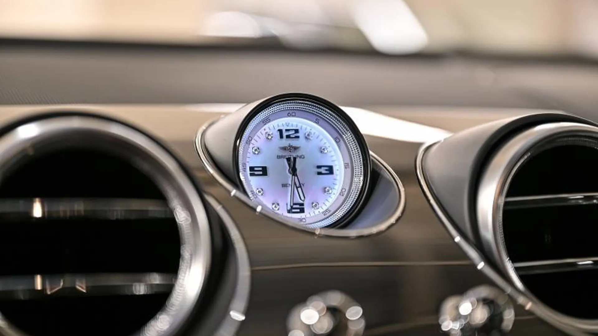 Bentley Bentayga — photo 35