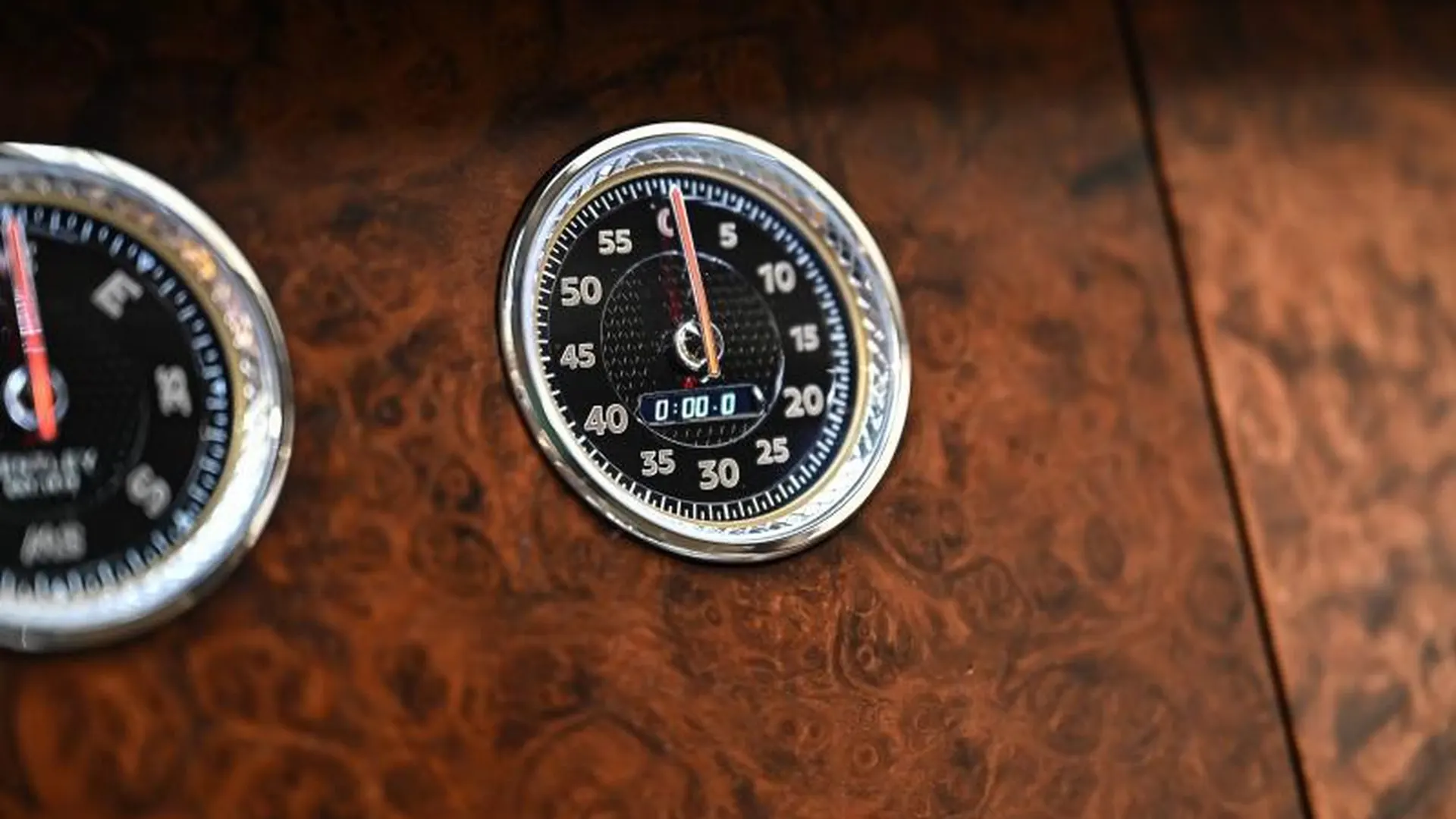 Bentley Flying Spur — photo 43