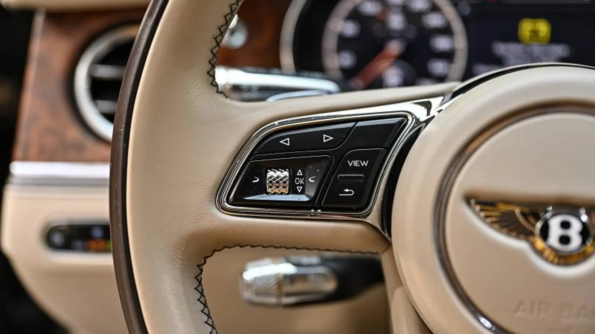 Bentley Flying Spur — photo 35