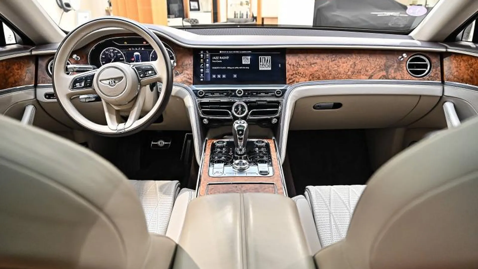 Bentley Flying Spur — photo 19