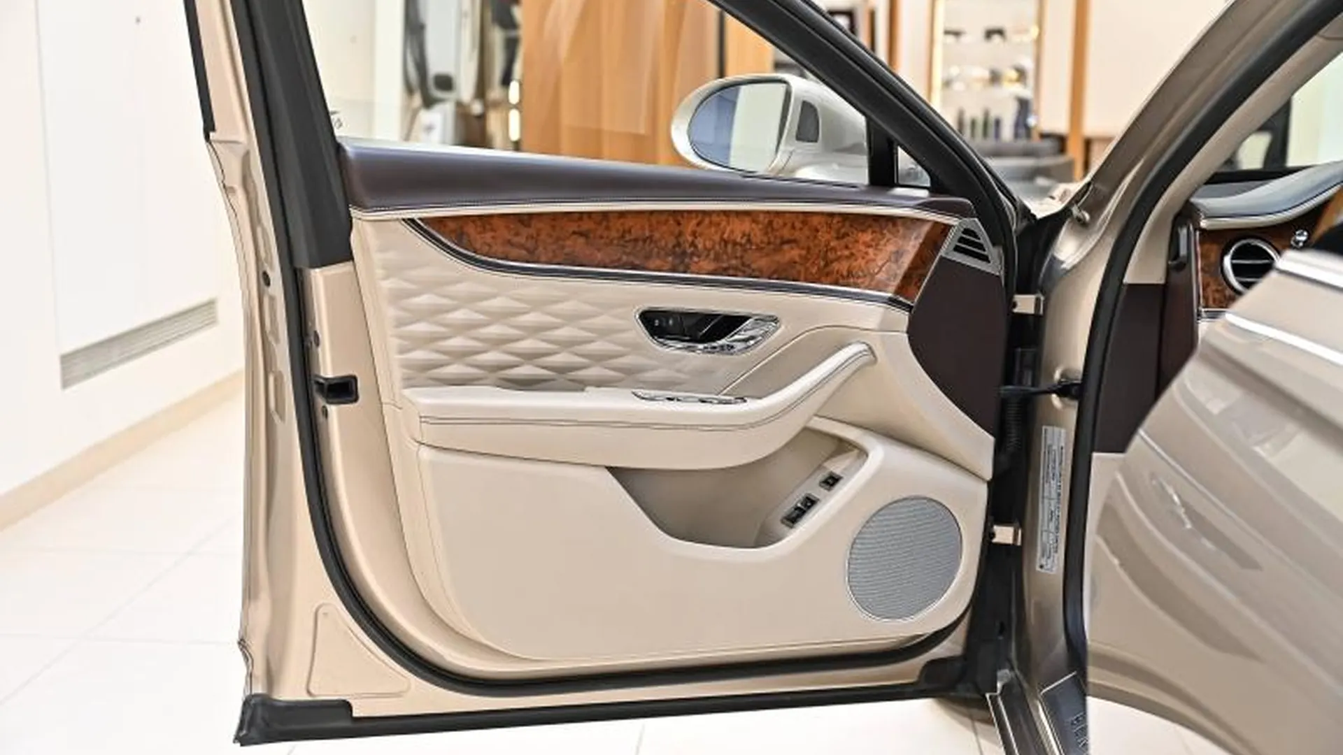 Bentley Flying Spur — photo 23