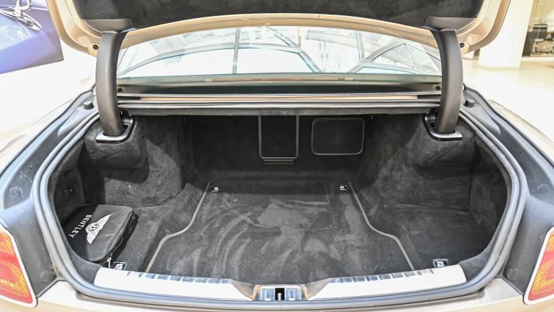 Bentley Flying Spur — photo 8
