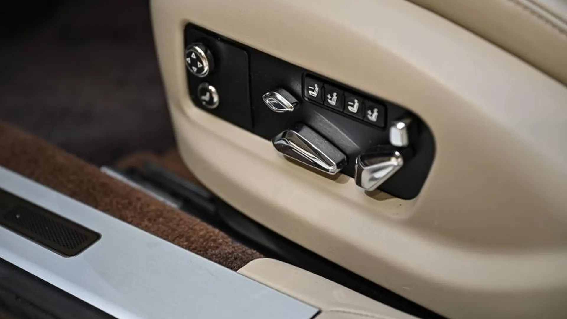 Bentley Flying Spur — photo 33