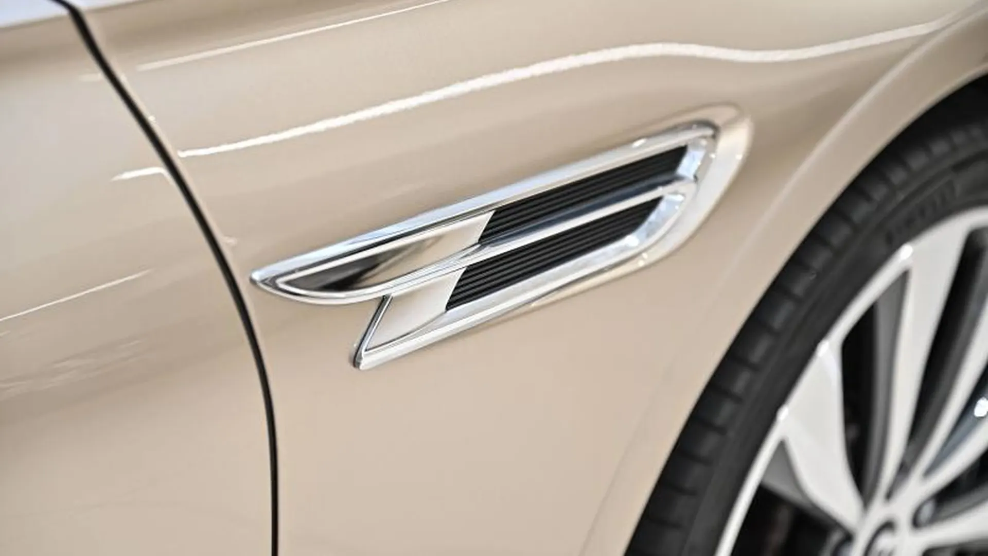 Bentley Flying Spur — photo 12