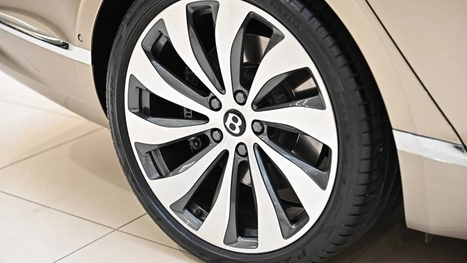 Bentley Flying Spur — photo 10