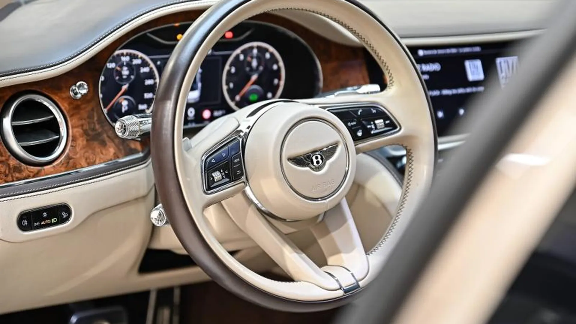 Bentley Flying Spur — photo 17