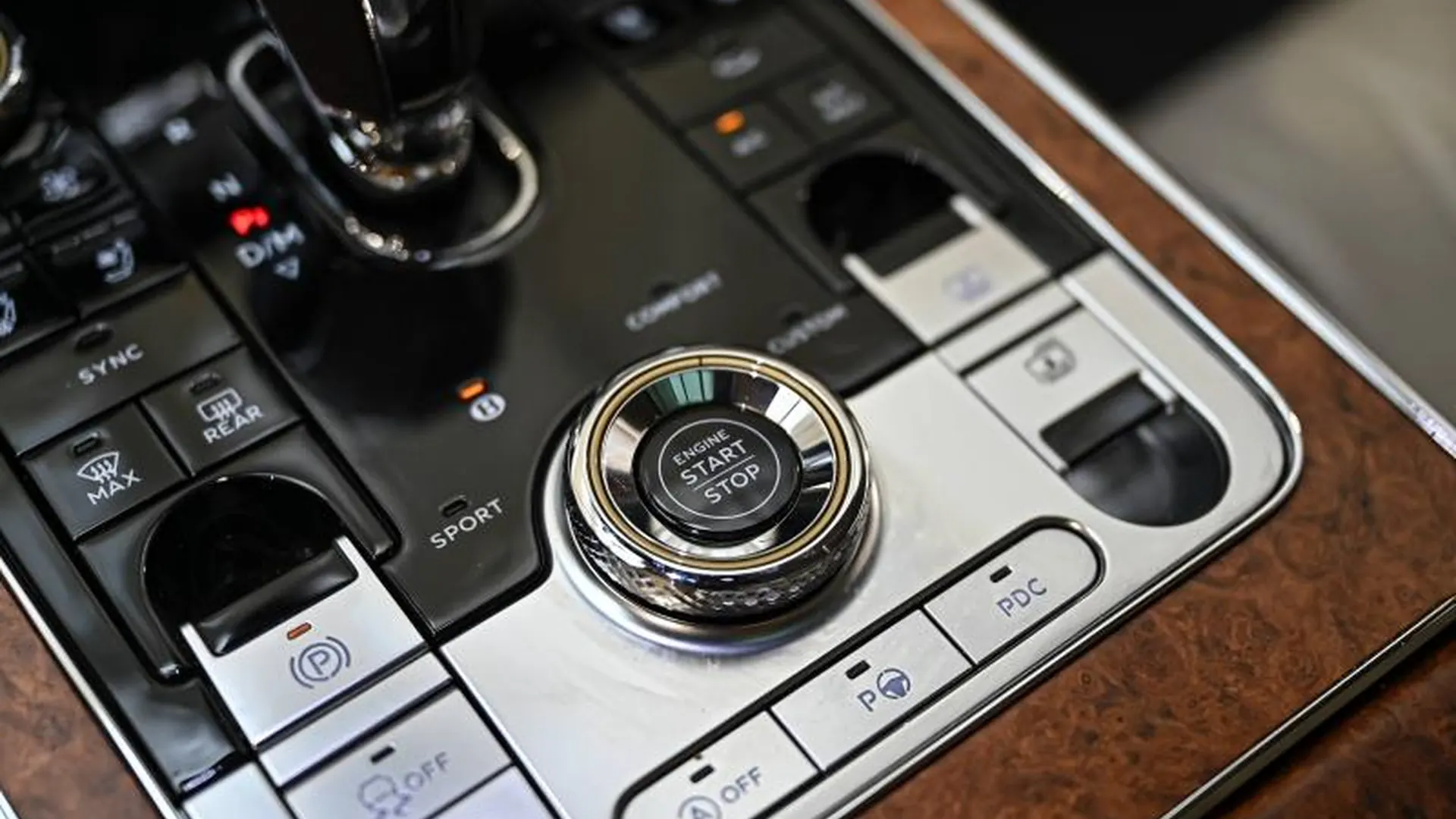 Bentley Flying Spur — photo 40