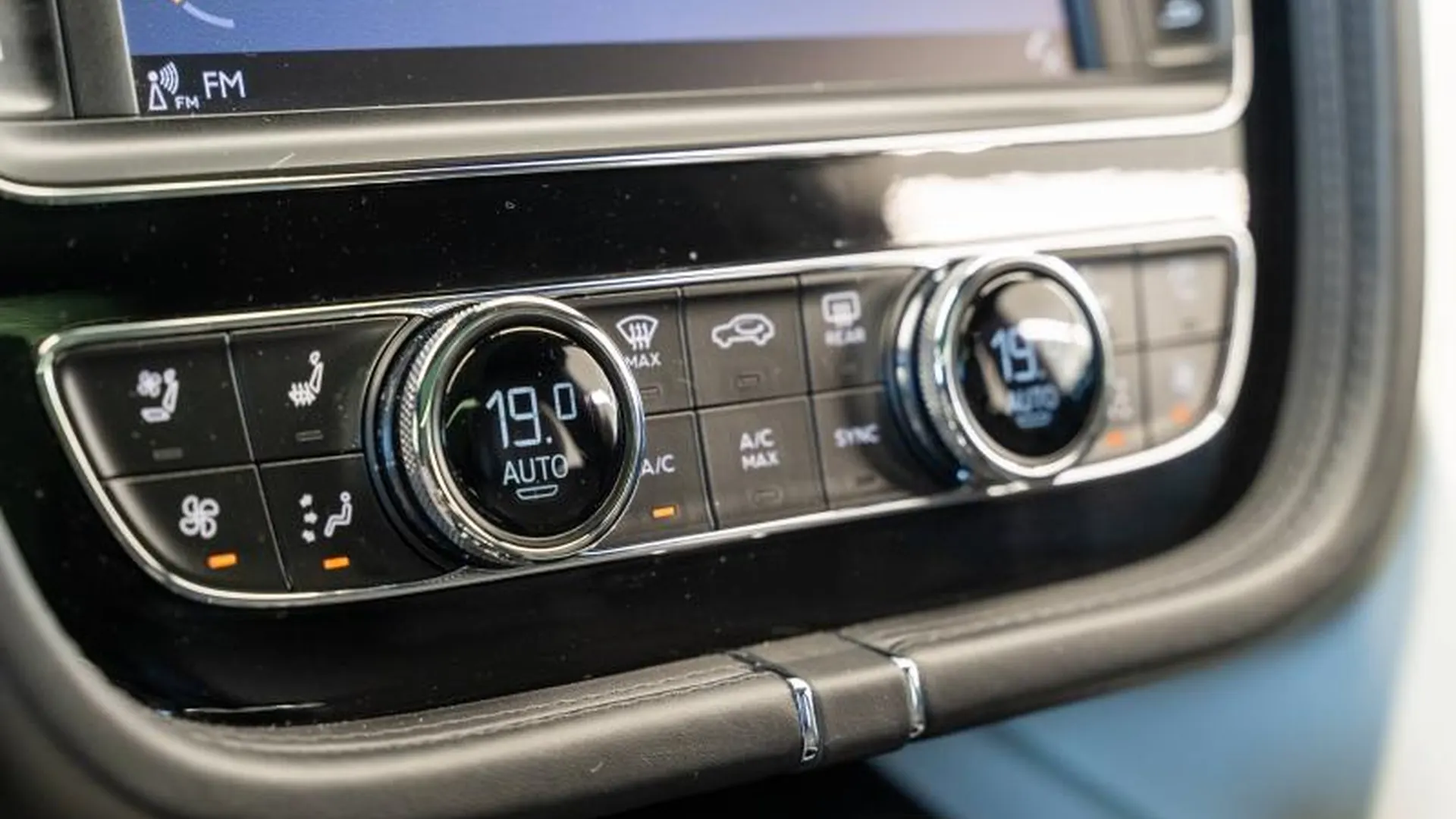 Bentley Bentayga — photo 35