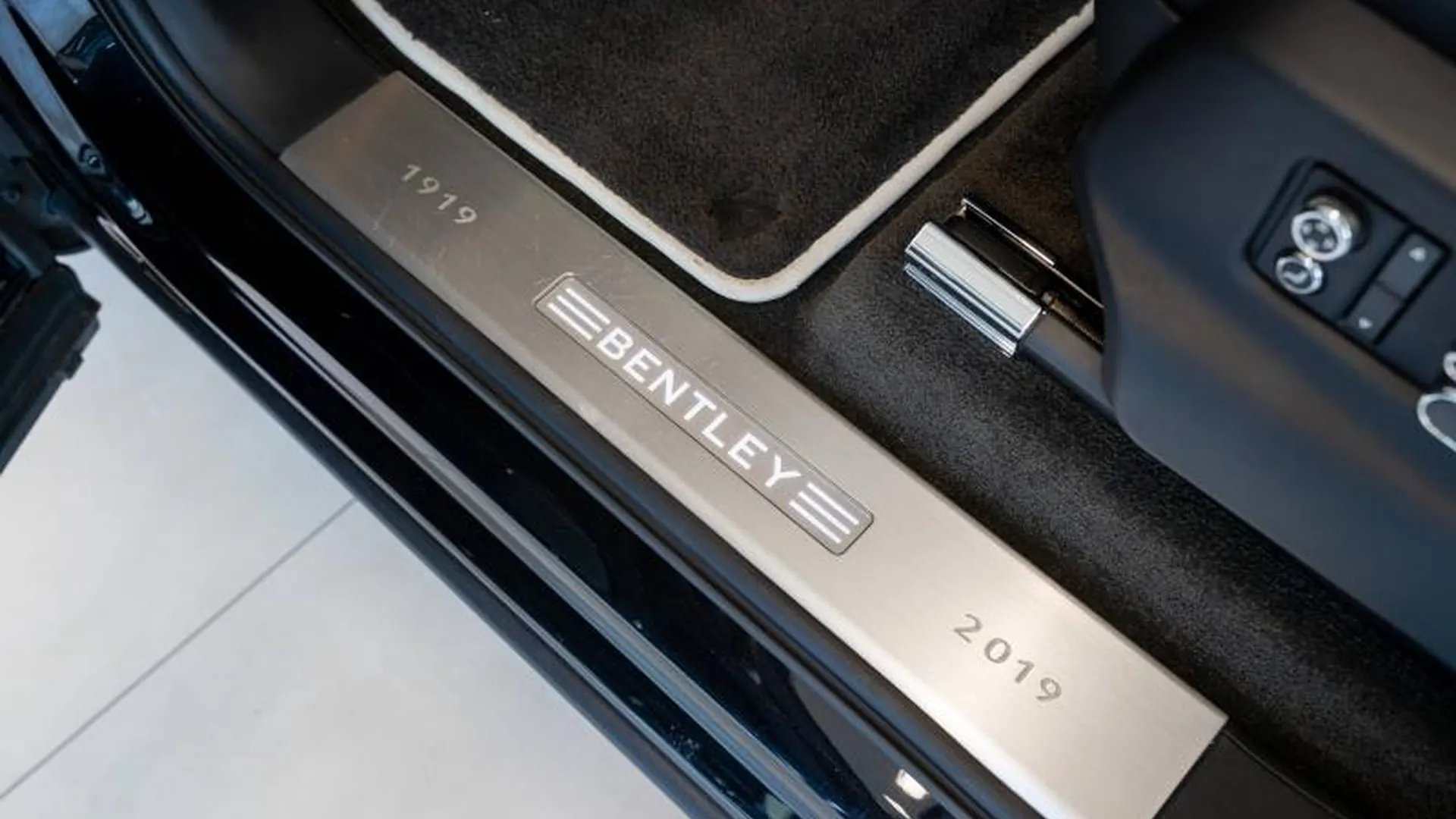 Bentley Bentayga — photo 21