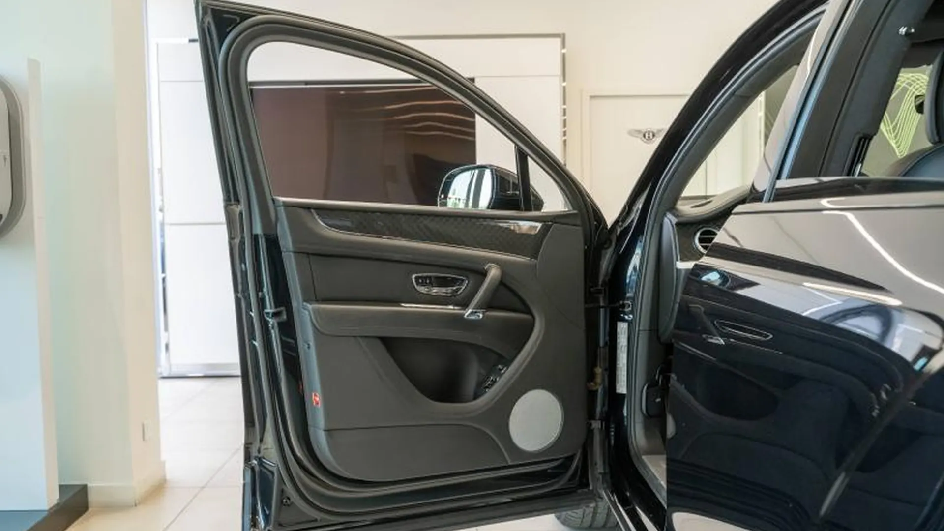 Bentley Bentayga — photo 18