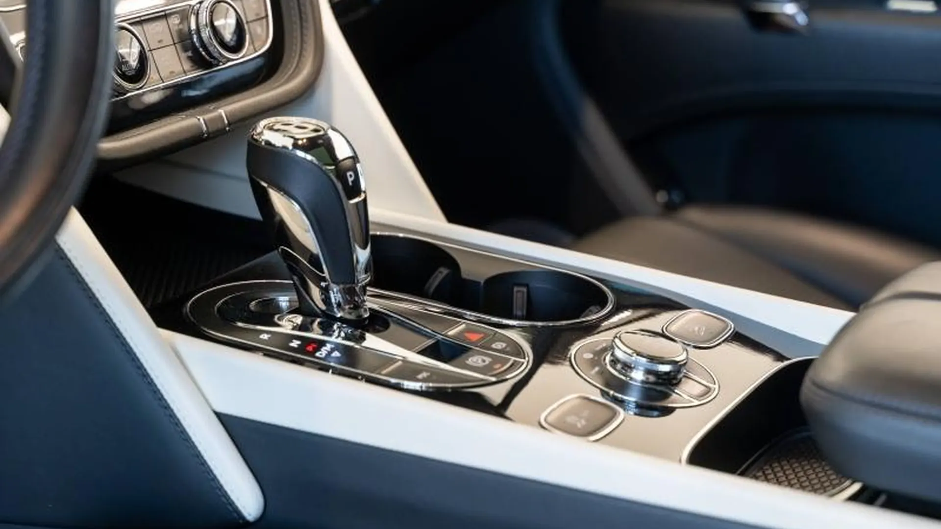 Bentley Bentayga — photo 23