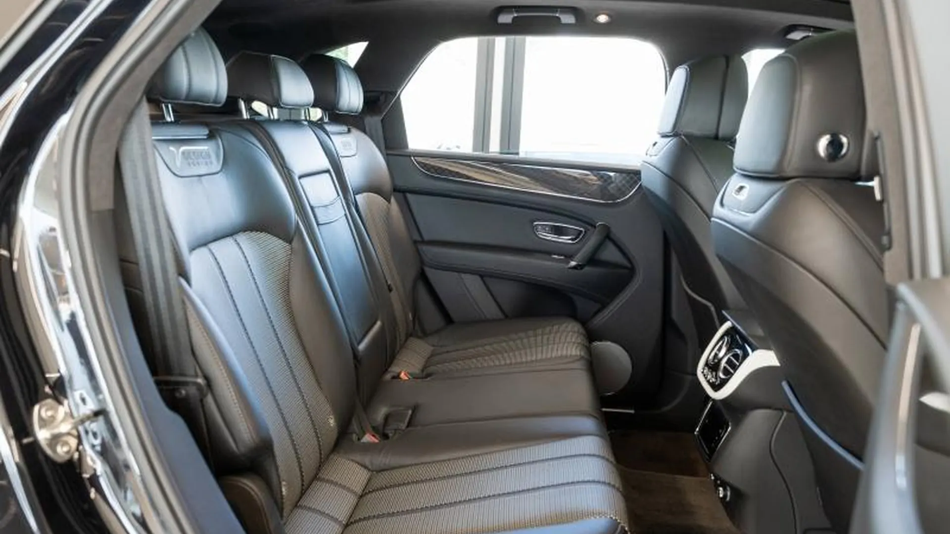 Bentley Bentayga — photo 24