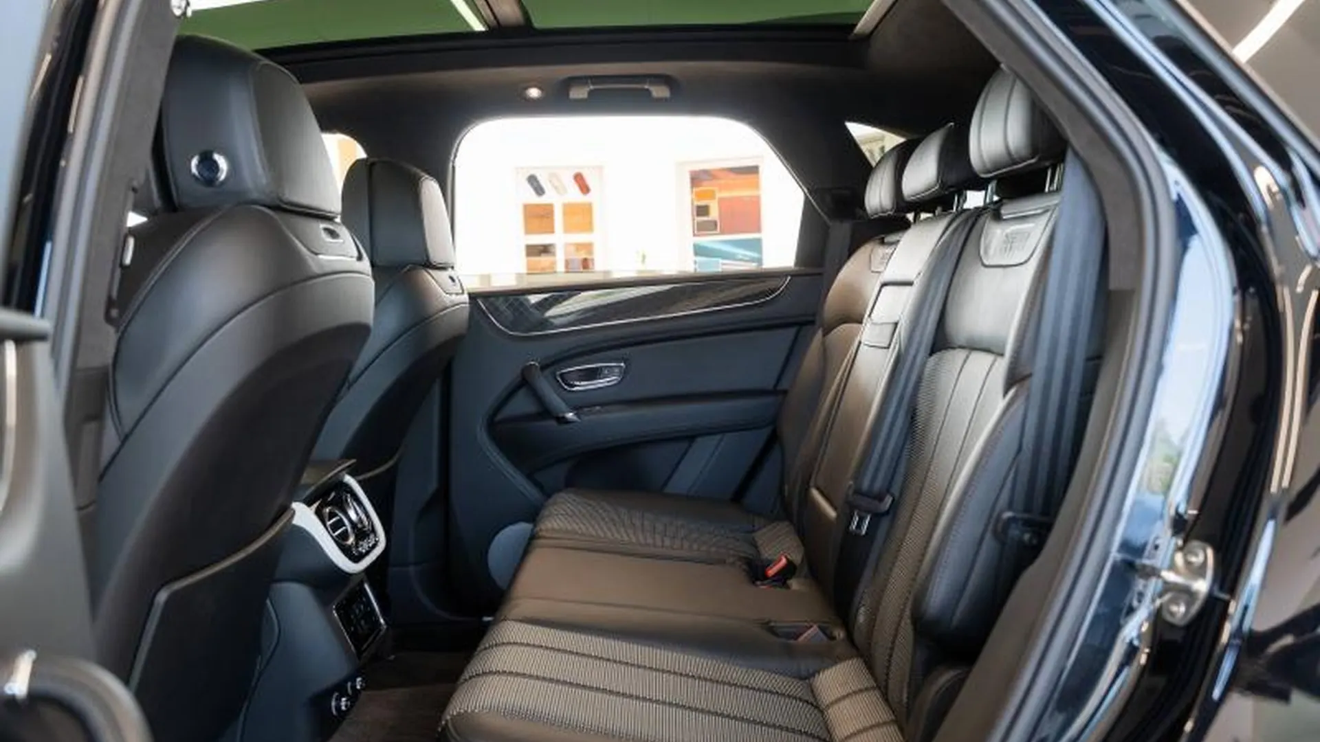 Bentley Bentayga — photo 26