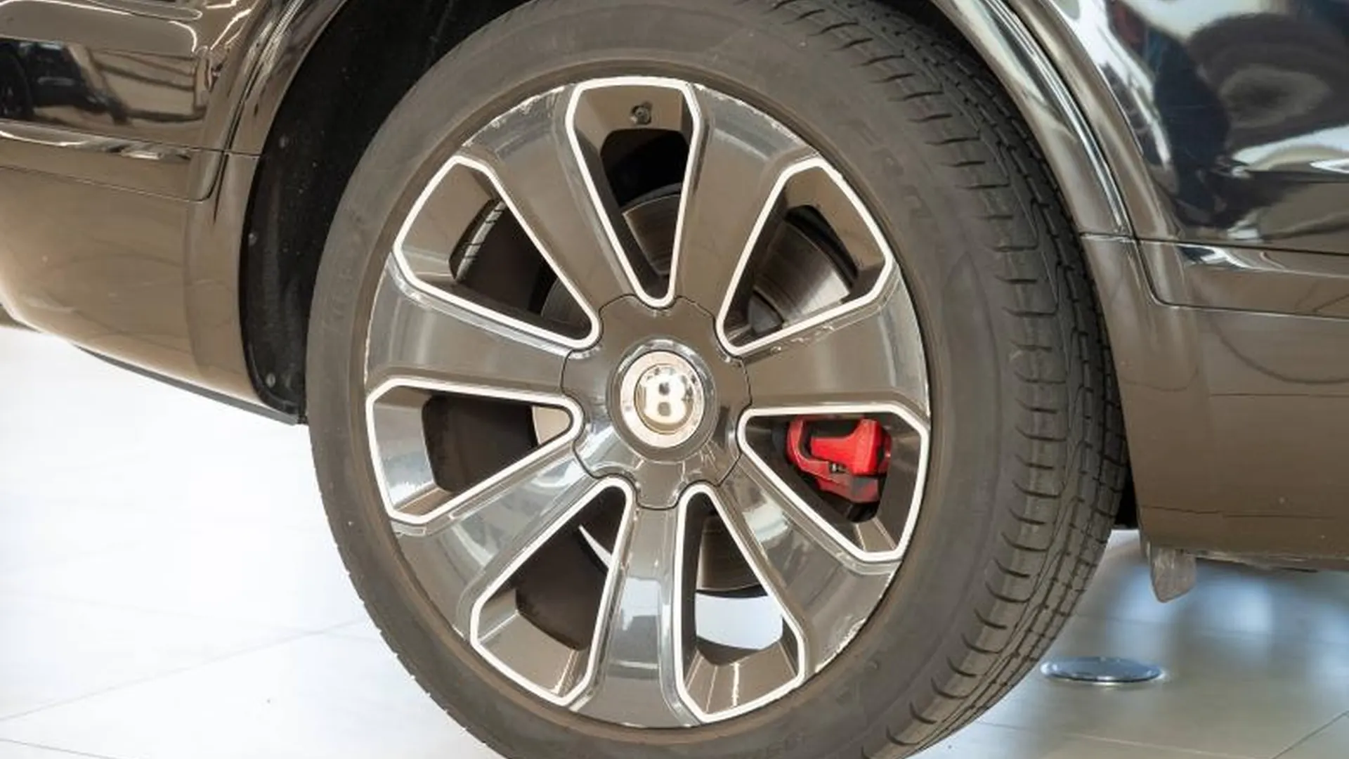 Bentley Bentayga — photo 10