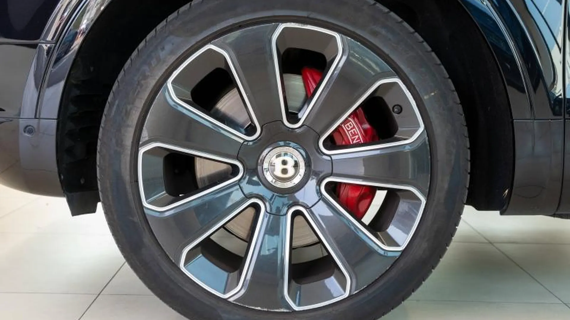 Bentley Bentayga — photo 8