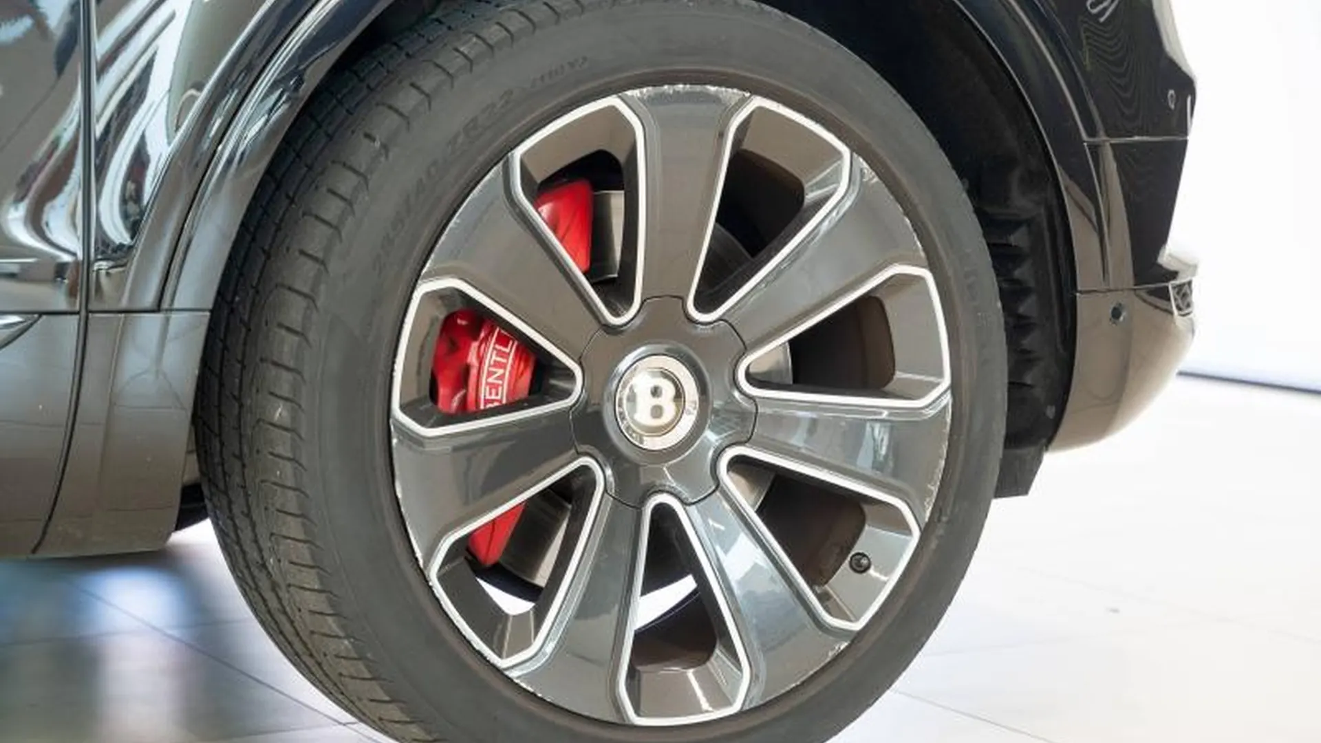 Bentley Bentayga — photo 9