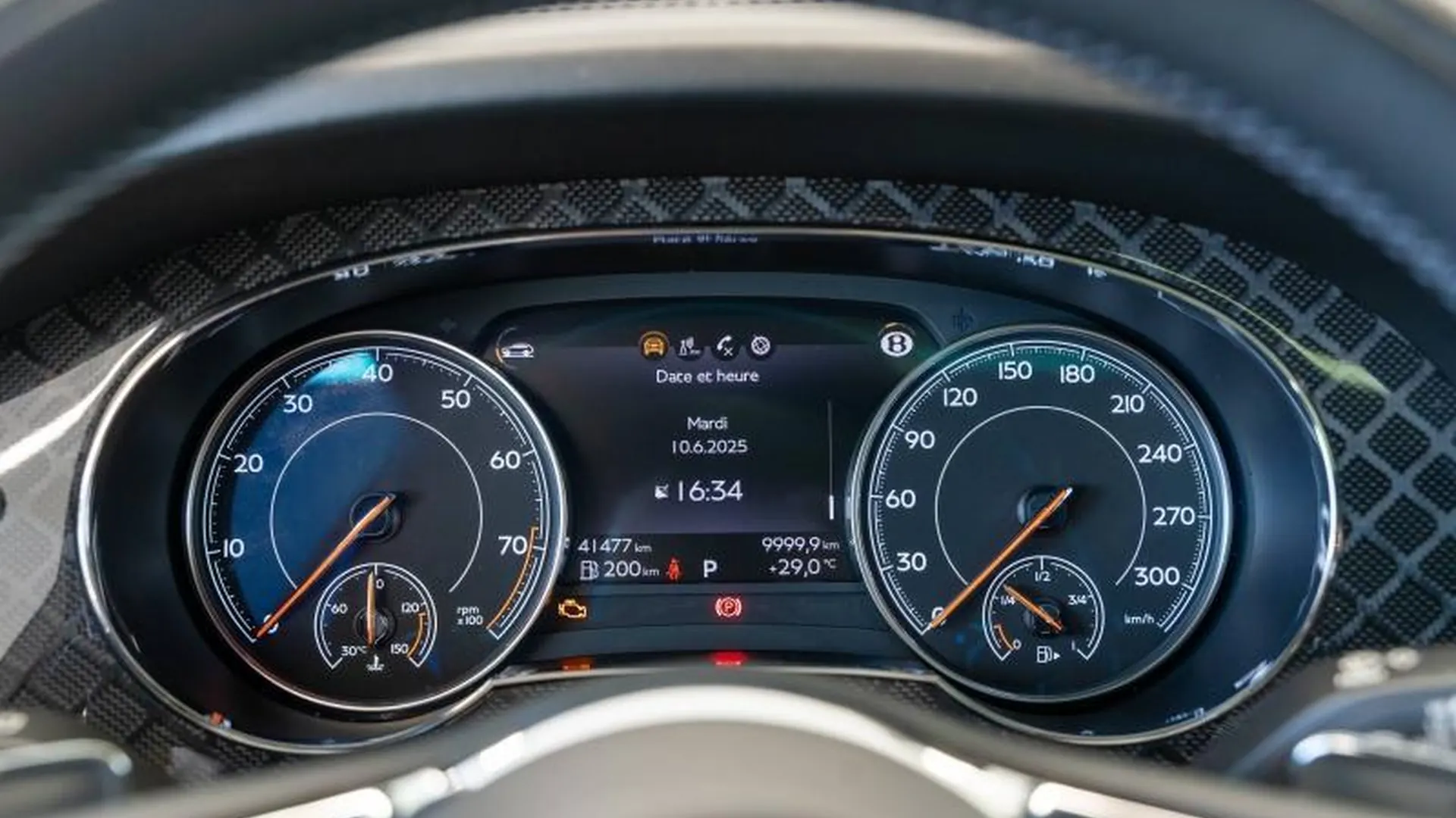 Bentley Bentayga — photo 27