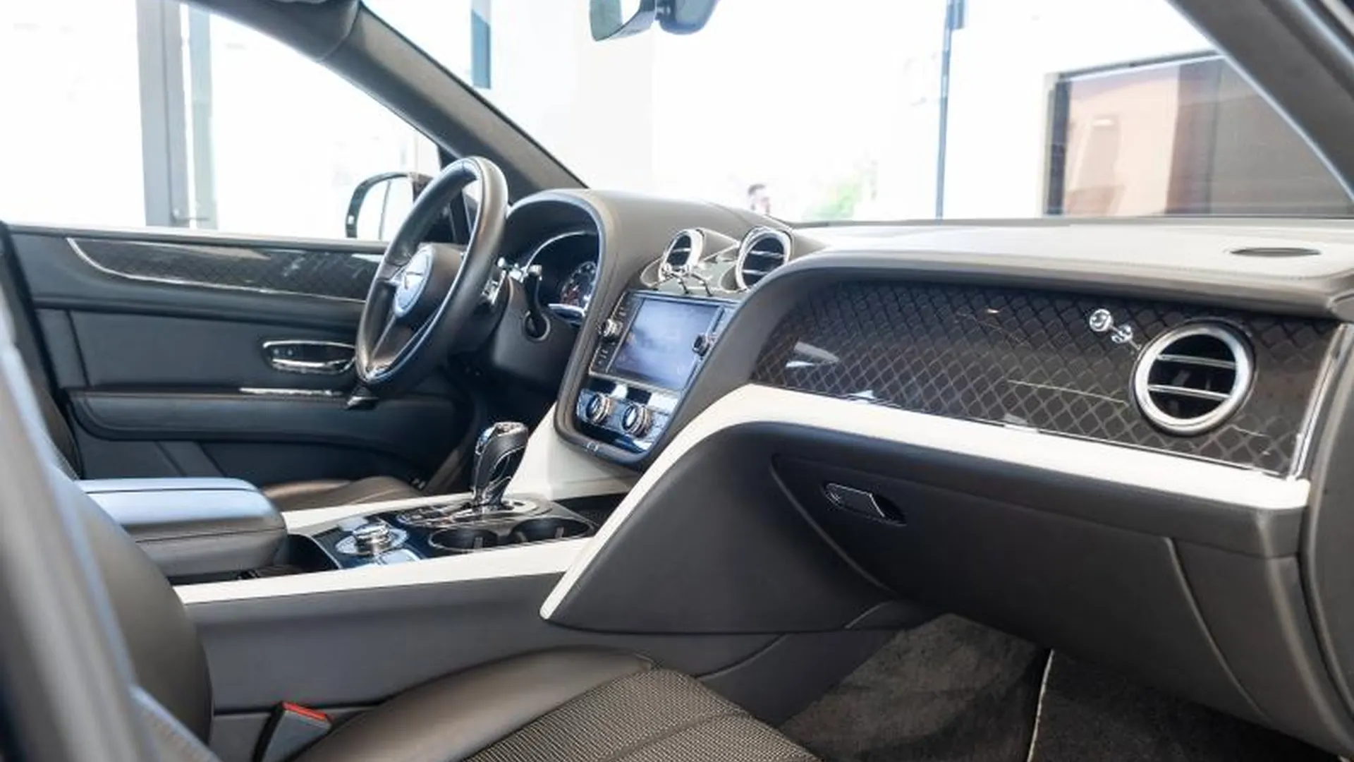 Bentley Bentayga — photo 14