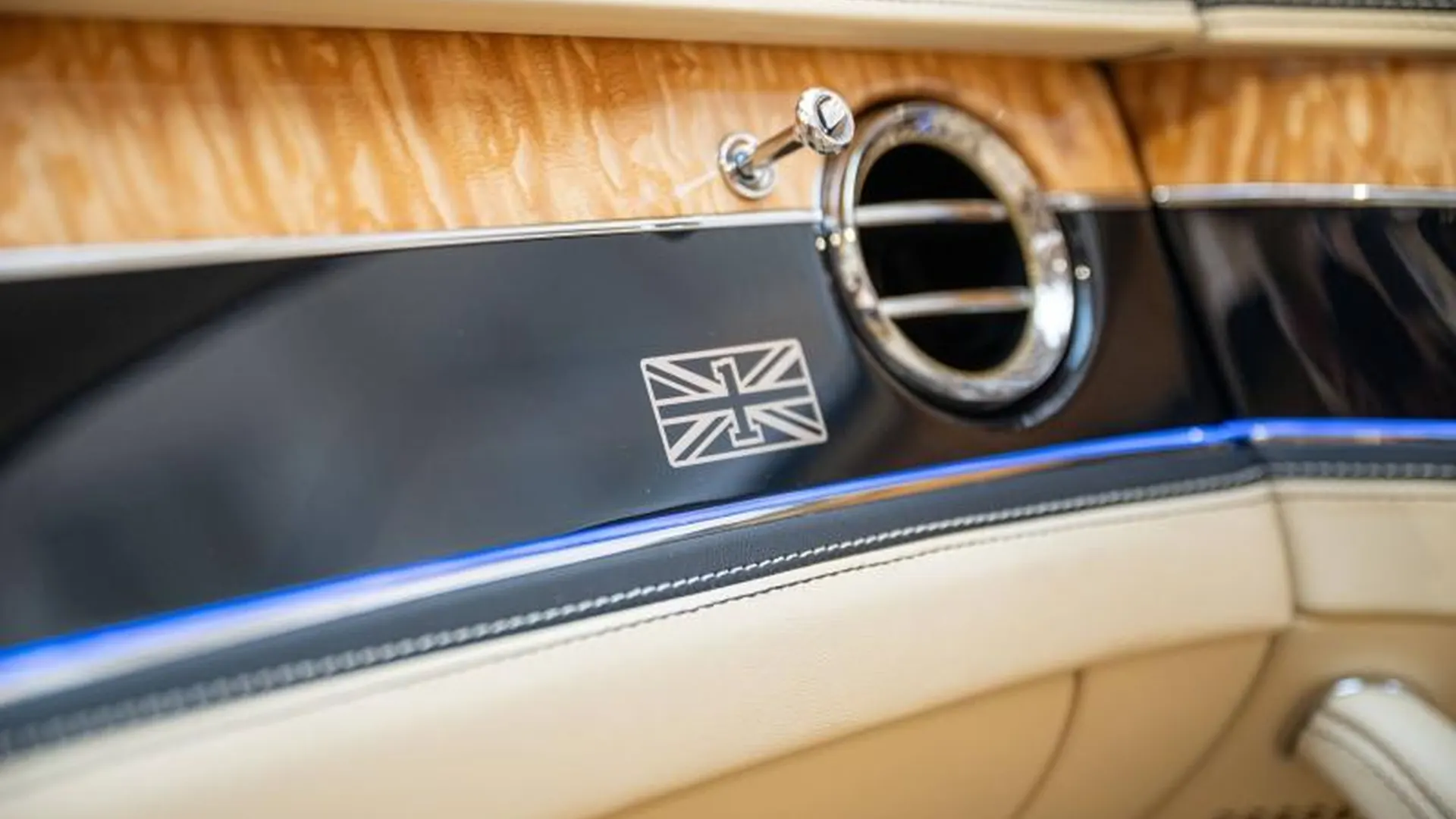 Bentley Flying Spur — photo 40