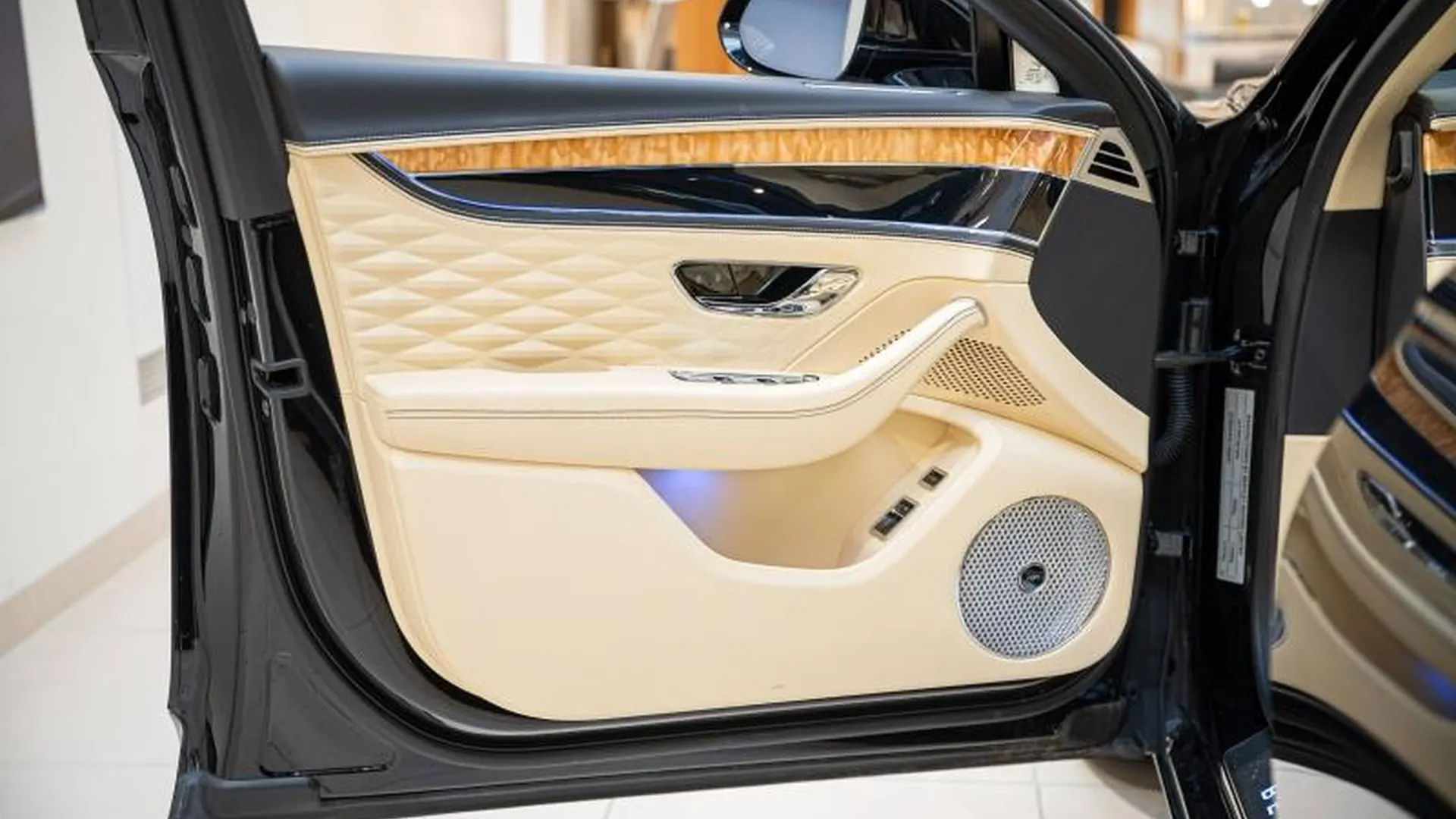 Bentley Flying Spur — photo 17