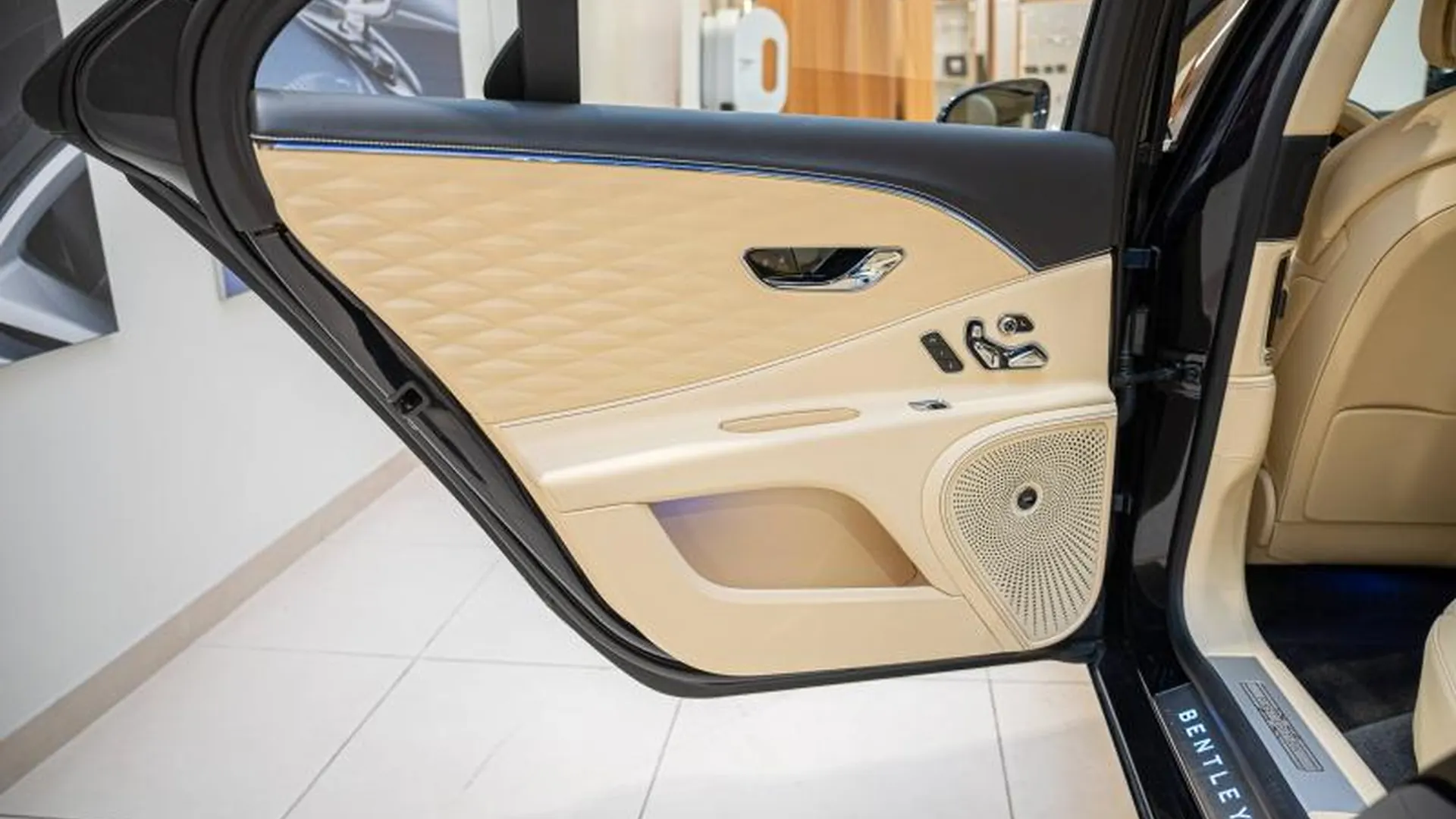 Bentley Flying Spur — photo 21