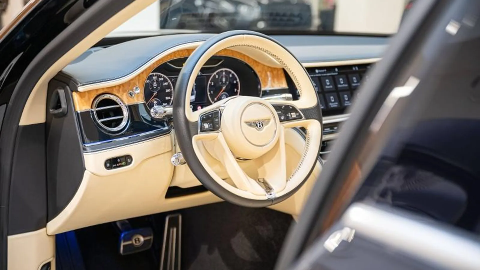 Bentley Flying Spur — photo 18