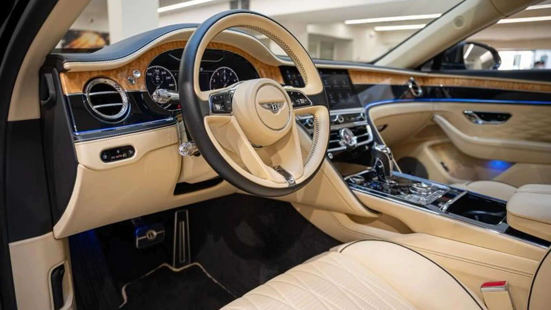 Bentley Flying Spur — photo 19