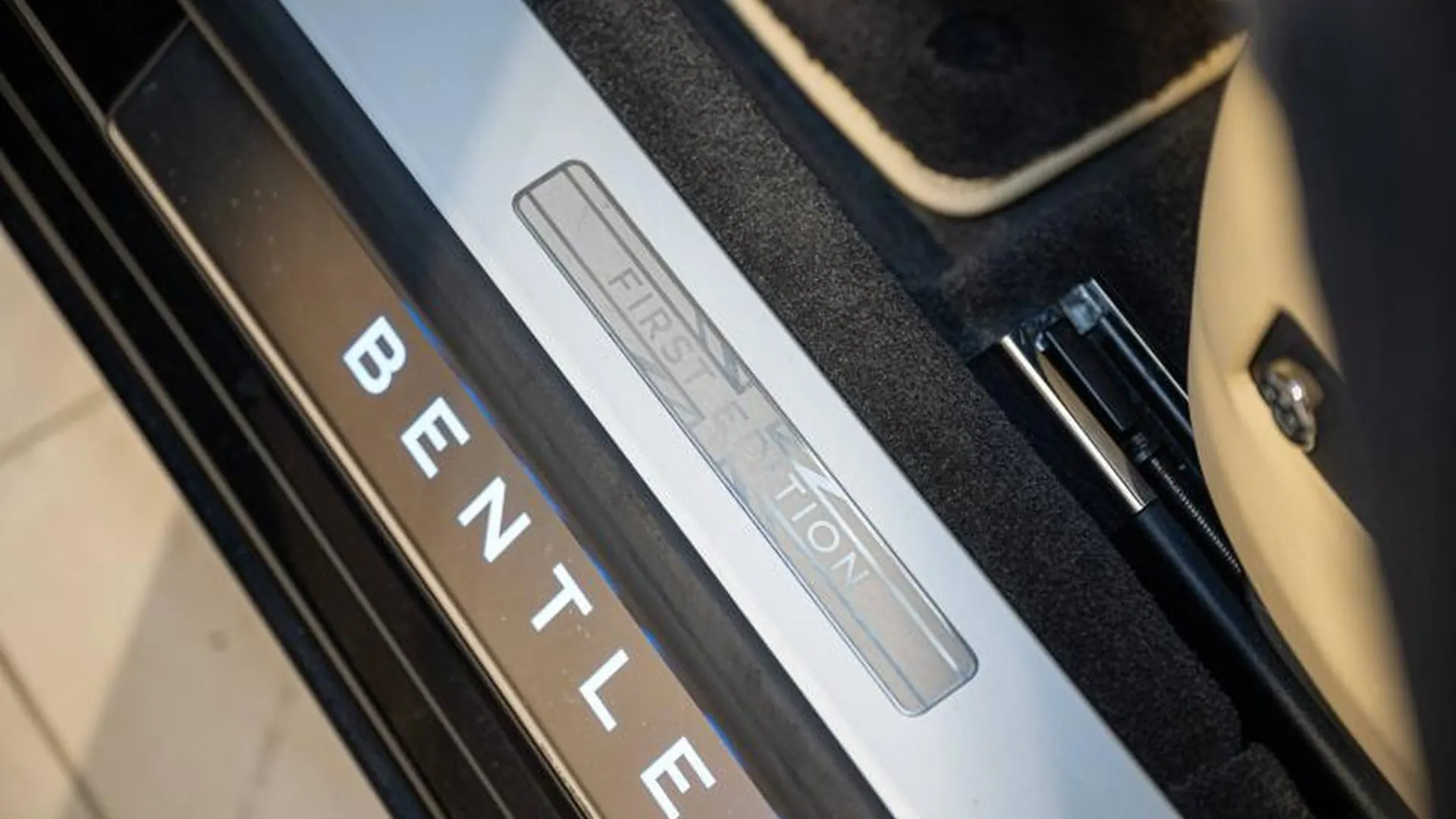 Bentley Flying Spur — photo 31
