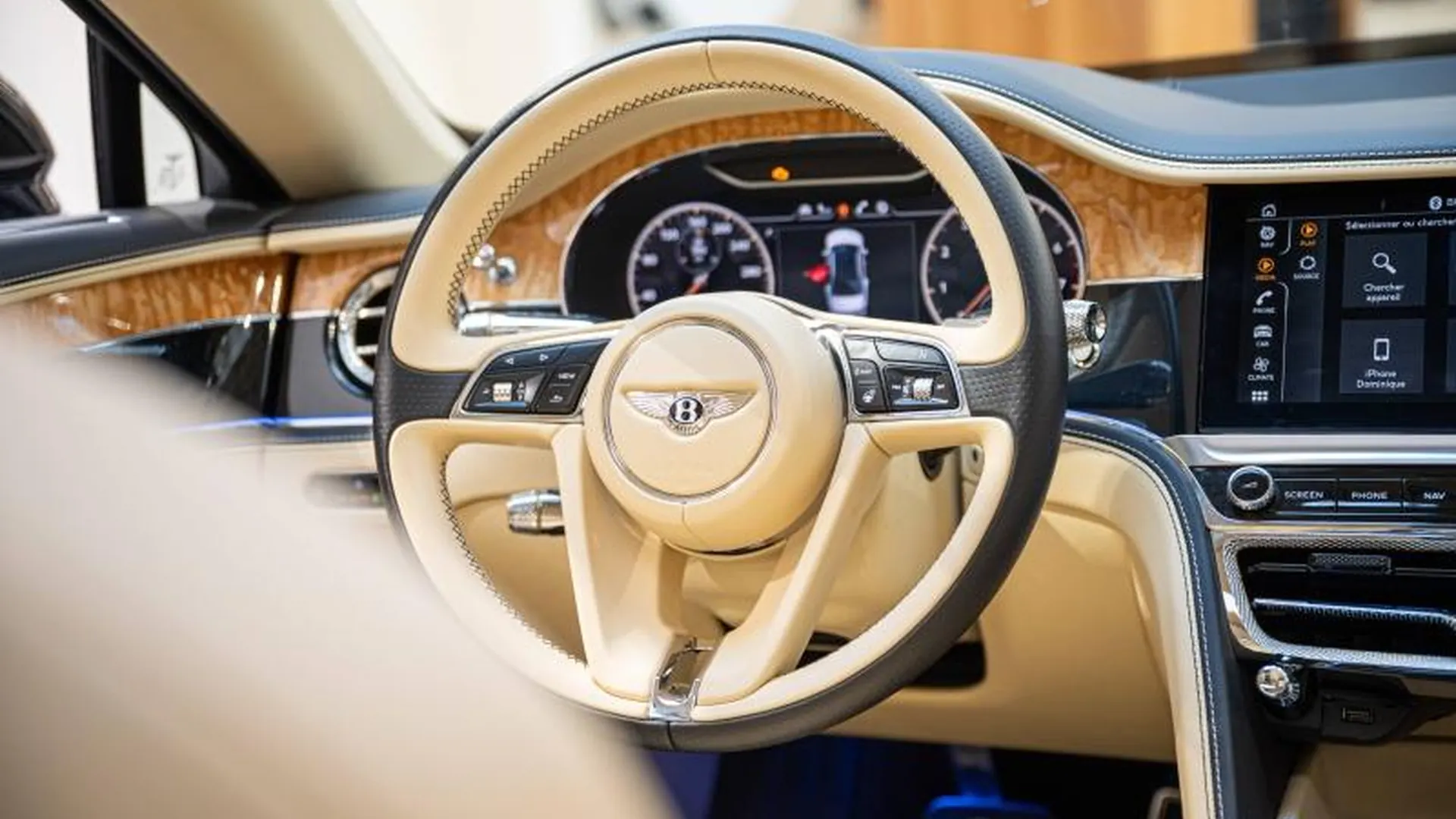 Bentley Flying Spur — photo 25