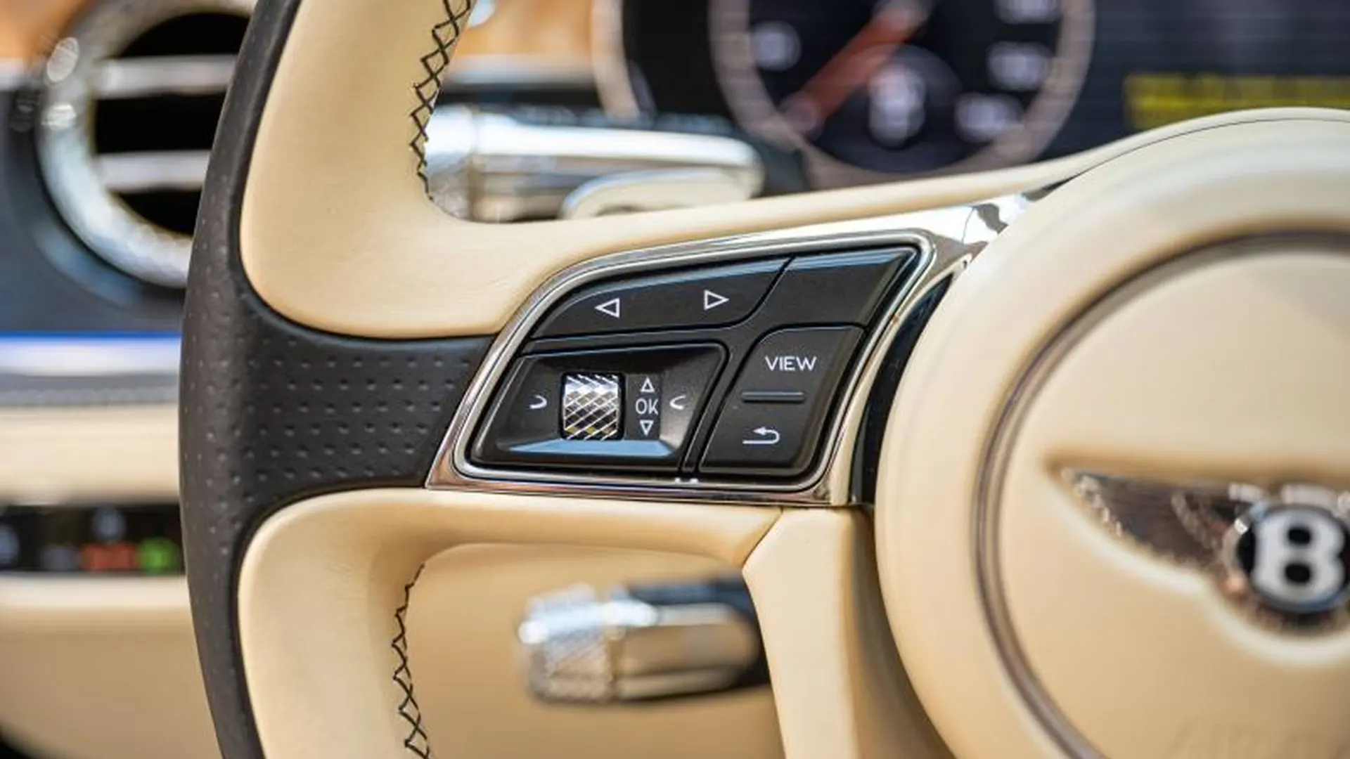 Bentley Flying Spur — photo 34