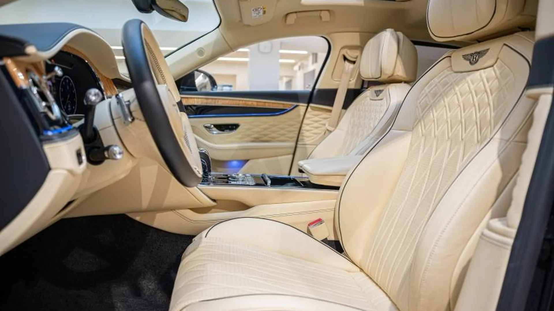 Bentley Flying Spur — photo 20