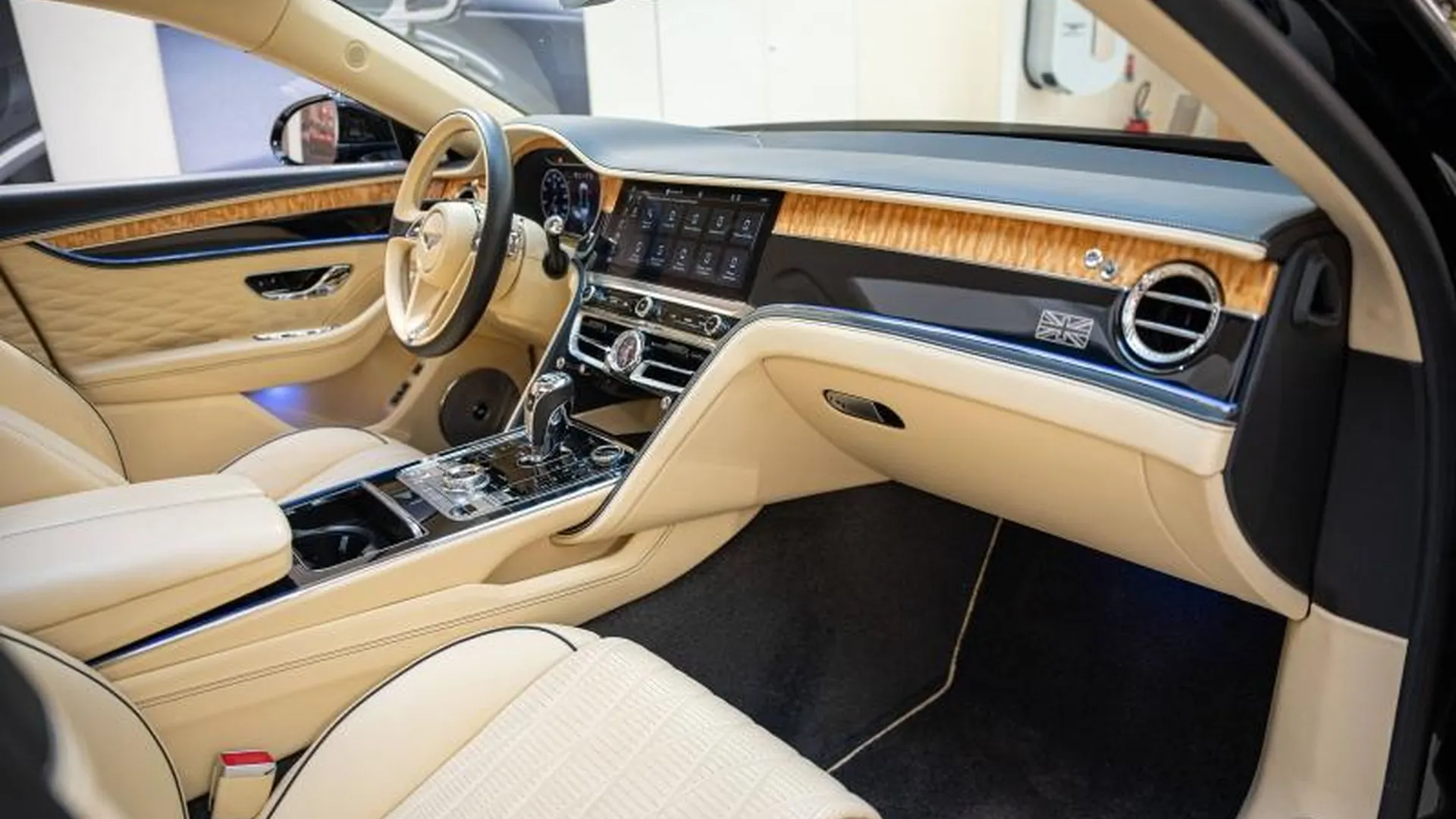 Bentley Flying Spur — photo 13