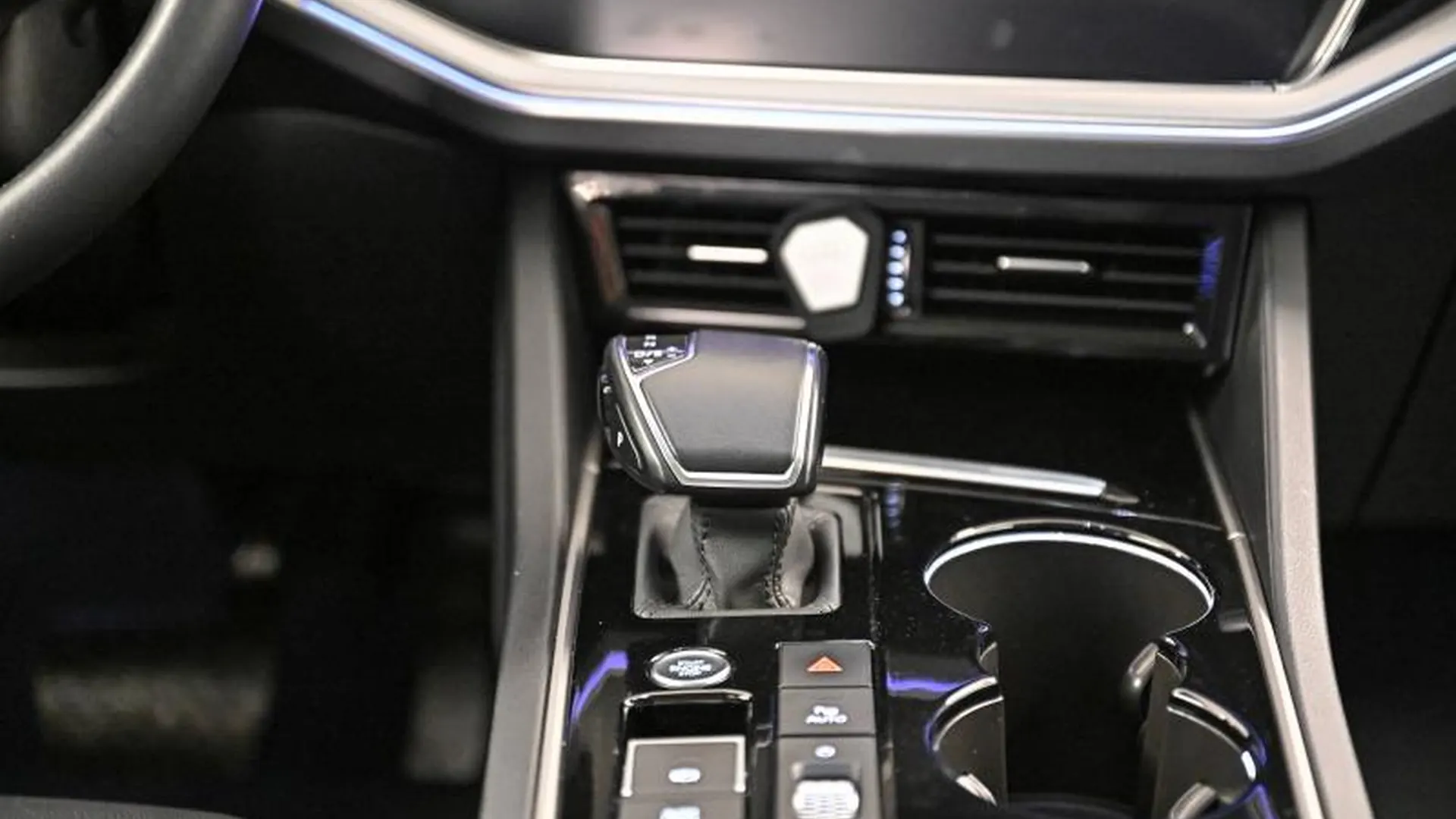 Volkswagen TOUAREG — photo 17
