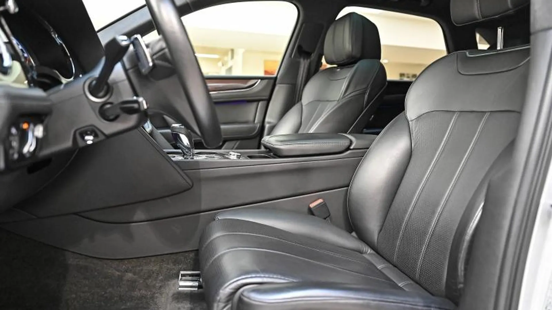 Bentley Bentayga — photo 47
