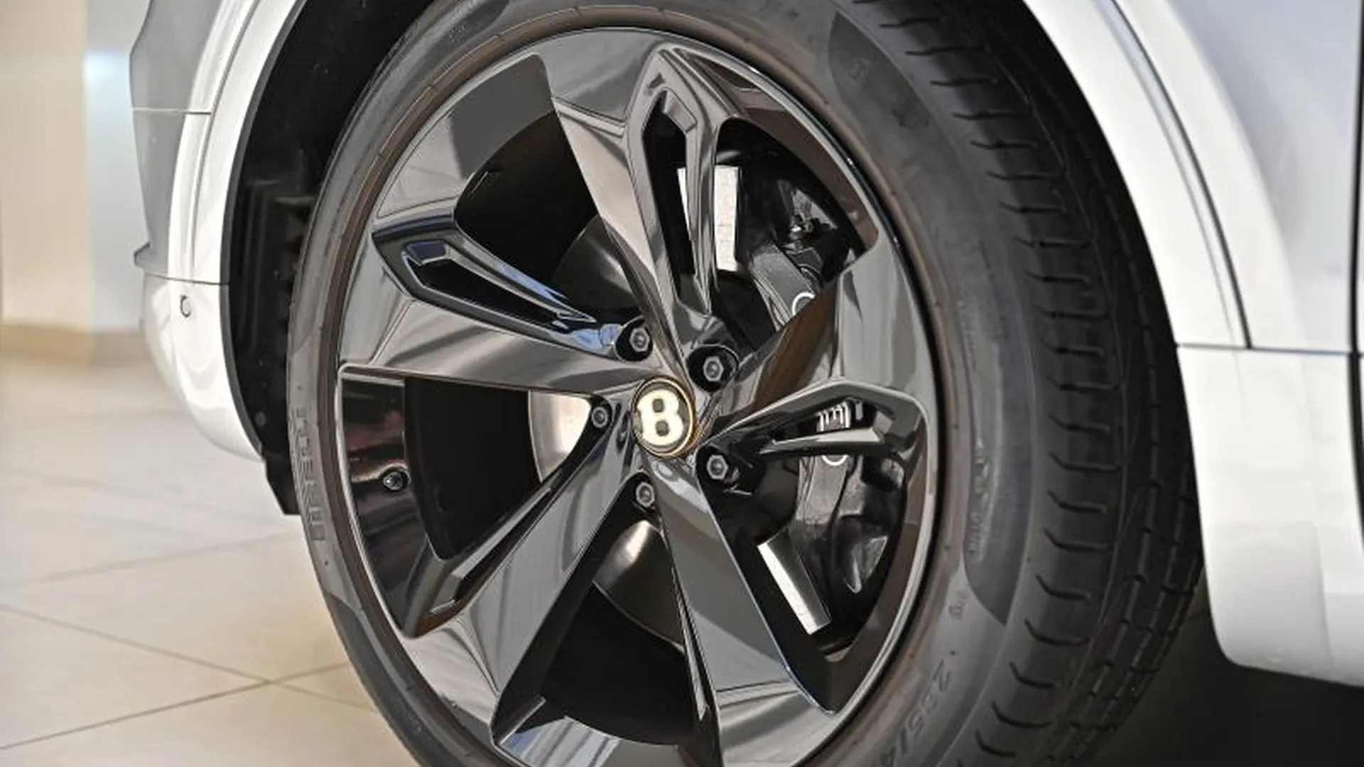 Bentley Bentayga — photo 39